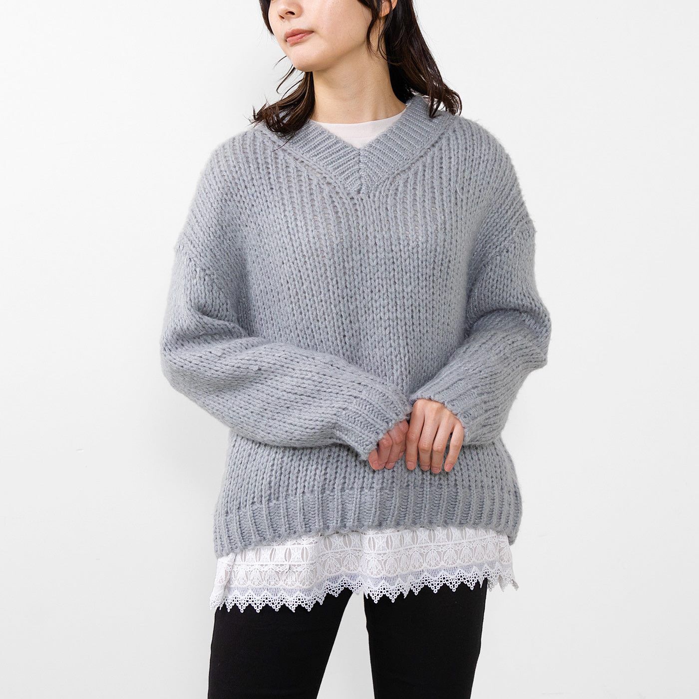 realstock [リアルストック]（Express BOX）|フラウグラット　パッと華やかさをプラスする♪　すそレースひらりトップス〈ライトベージュ〉|ニットのインに重ね着して、レースを見せるコーデもおすすめ。