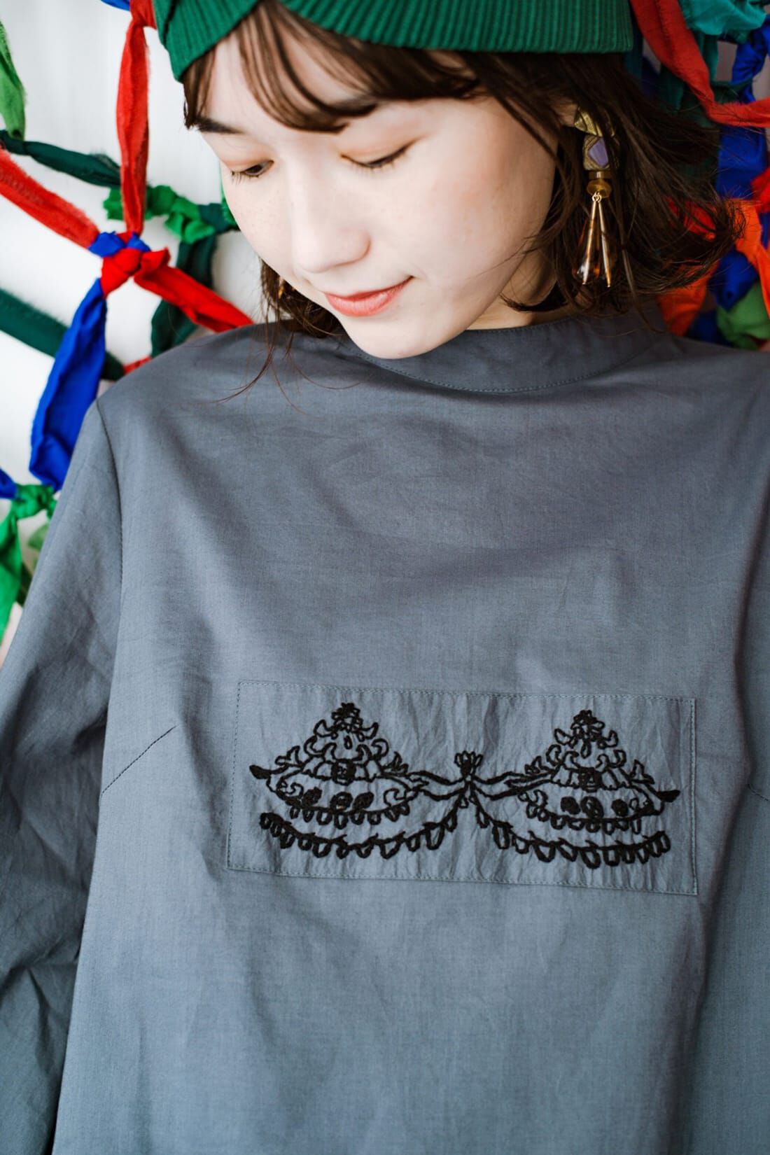 realstock [リアルストック]（Express BOX）|ｈａｃｏ！　上品な刺繍がまるでレースのよう　オーガニックコットンの袖ぽんわりブラウス　ｆｒｏｍ　Ｓｔｉｔｃｈ　ｂｙ　Ｓｔｉｔｃｈ〈グレイッシュブルー〉