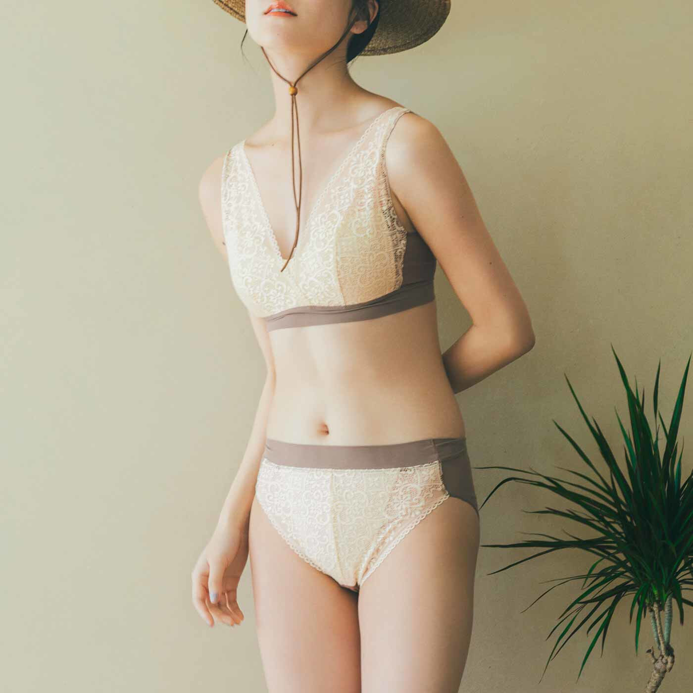 realstock [リアルストック]（Express BOX）|flufeel Resort Edition クロダレースを贅沢（ぜいたく）にあしらった 旅気分のブラ＆ショーツ〈インディゴ〉|これは参考画像です。お届けするカラーとは異なります。