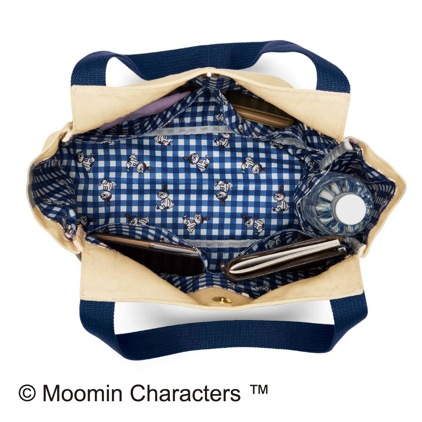 Real Stock|MOOMIN　ムーミン　モノクロ刺しゅう 帆布バルーントートバッグ|内側には5つの便利な内ポケットが。サイドポケットにはペットボトル（500ml）を立てて入れられます。