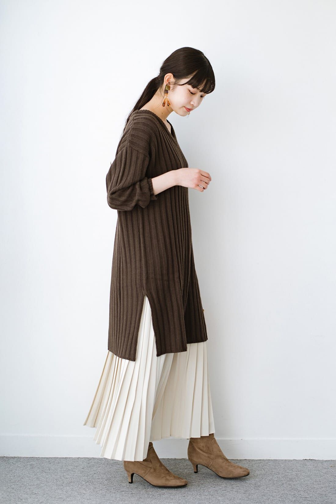 Real Stock|ｈａｃｏ！ 簡単にこなれコーデが完成する 単品使いもしやすいゆるシルエットニットとサテンパンツの便利なセット〈ブラウン〉