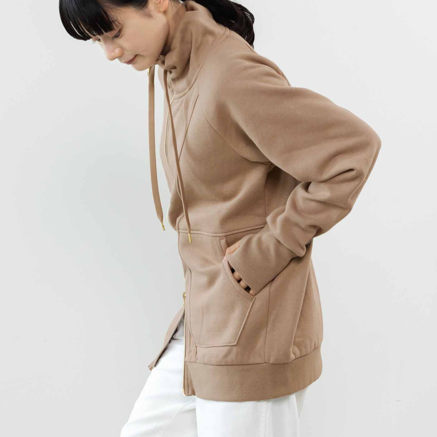 realstock [リアルストック]（Express BOX）|フラウグラット　立体設計ですらりあったか かるホカ裏起毛 大人のパーカー風ダブルジップブルゾン〈オートミール〉|【脚さばき良好】ダブルジップなので、ボトムスやシーンに合わせて開閉できて便利。　※お届けするカラーとは異なります。