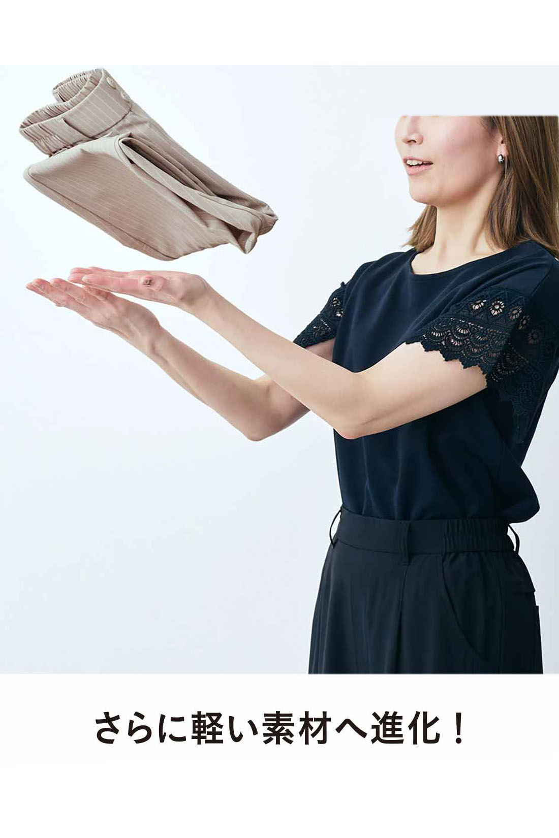 realstock [リアルストック]（Express BOX）|IEDIT[イディット]　UVカット・接触冷感・撥水（はっすい）加工がうれしい エアノビ涼やかきれい見えワイドパンツ〈ブラック〉|とろんとした落ち感がきれいな薄手素材を採用。はいているのを忘れるほど軽く、サラッと涼やかな肌ざわりも快適です。　※同シリーズのテーパードパンツで、お届けするカラー・デザインとは異なります。