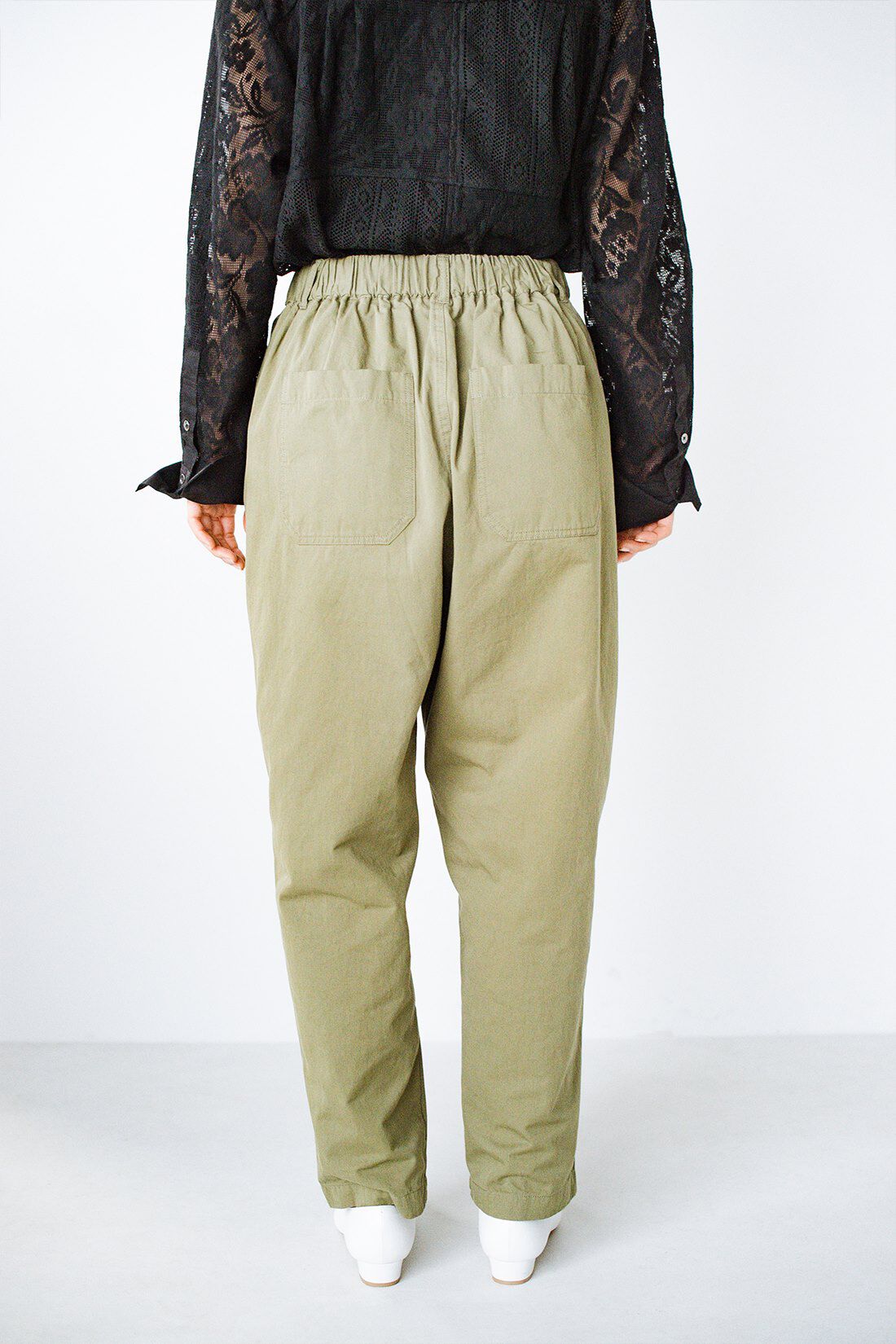 realstock [リアルストック]（Express BOX）|haco! 別注 refined works シルエットのかっこよさとらくちんさに定評がある！ツイルテーパードパンツ〈カーキ〉