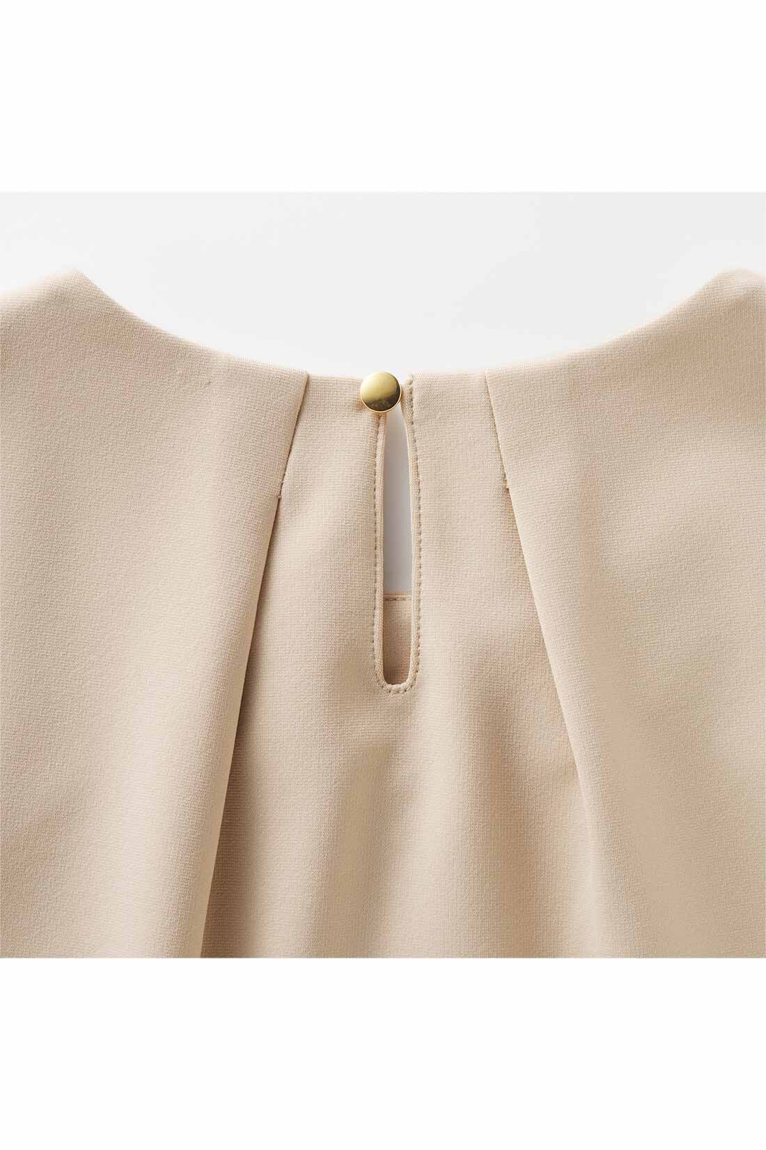 Real Stock|IEDIT[イディット]好印象スタイルが完成する 着まわし自在なスカートセットアップ〈ベージュ〉|涙開きの小さなゴールドボタンが華やぐアクセント。タック遣いで後ろ姿までふんわりきれい。