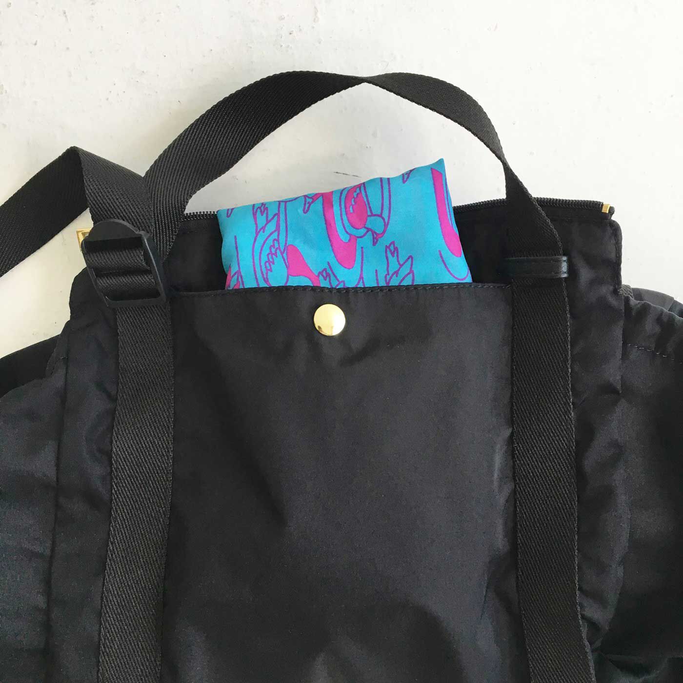 realstock [リアルストック]（Express BOX）|ラミプリュス　大量買いもらくらく！　レジカゴリュック〈ベーシックカラー〉|[Back]リュック用ショルダーが収納できるスナップポケット。