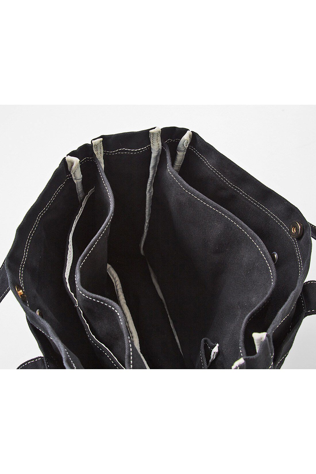 Real Stock|リブ イン コンフォート　黒染めすれば２度楽しめる整とん上手な高島帆布トートバッグ|化繊の縫製糸は染まらず、元の色が残るのもデザインのポイント。