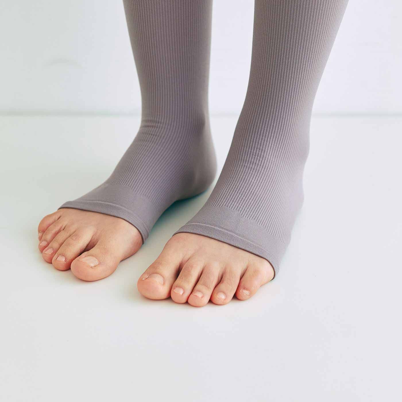 Real Stock|骨盤から整える　下半身引き締め　美麗な着圧レギンス〈ペールベージュ〉|足の甲まで丈があるので足首の着圧を分散し快適なはき心地。かかと付きでずれ上がりにくいのもポイント。　※お届けするカラーとは異なります。