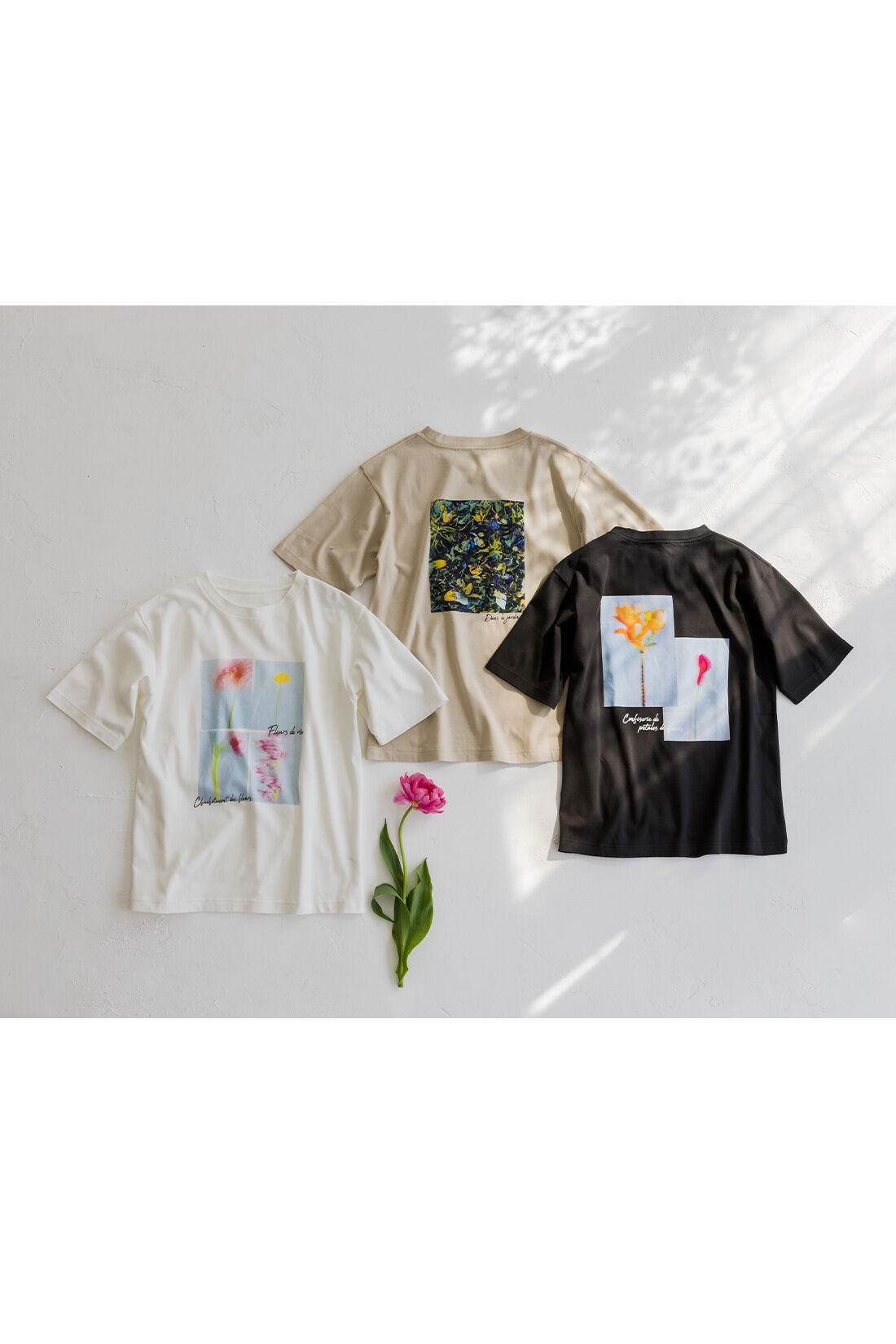 Real Stock|リブ イン コンフォート×plantica コットン100％がうれしい 花咲くフォトTシャツ〈ホワイト〉|色とりどりの花のコラージュに、ポエティックなメッセージを添えて。