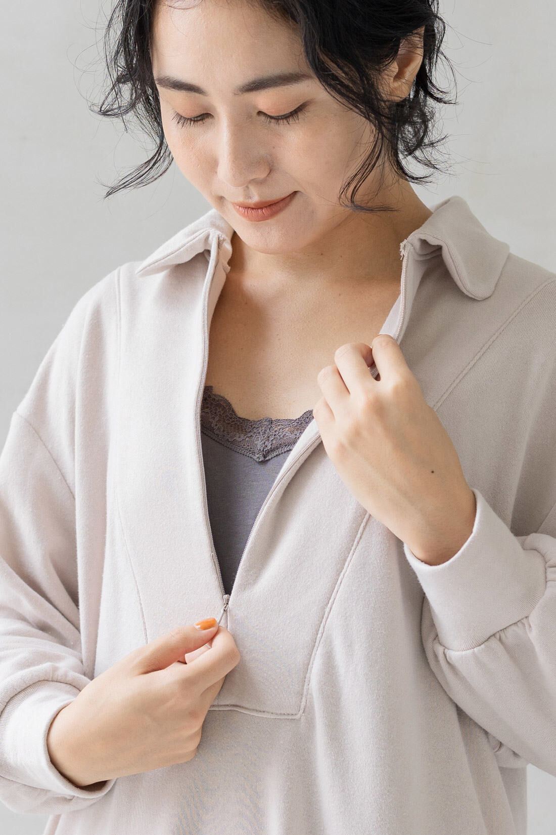 realstock [リアルストック]（Express BOX）|【3～10日でお届け】Moredde　マタニティから産後も使える　授乳がらくちんフロントジップデザインのワンピ＆リブパンツルームウェアセット〈アイボリー×ブルー〉|ファスナー開きで授乳もかんたん。