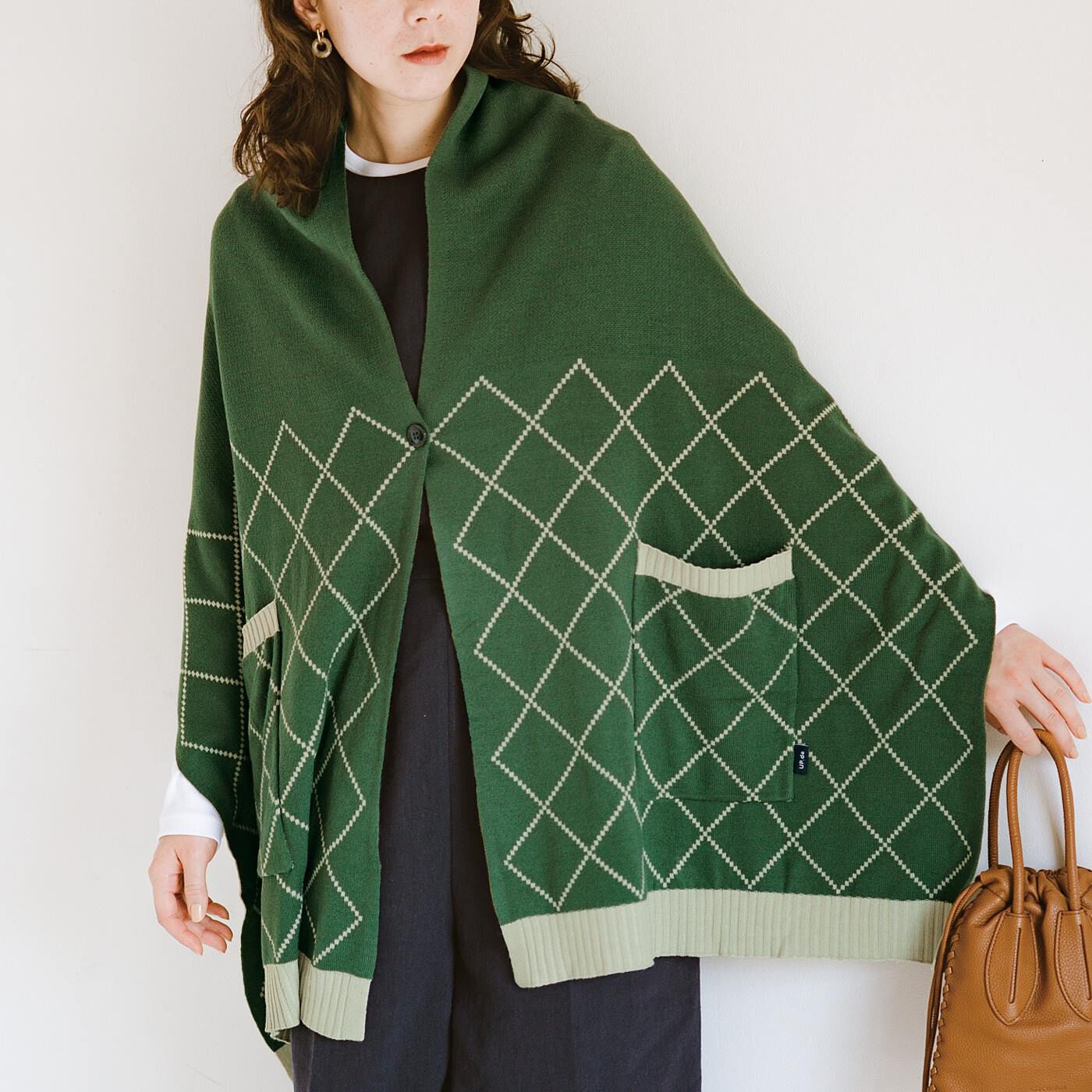 realstock [リアルストック]（Express BOX）|UP.de　はおって巻いてポンチョ風にも　あったかニットの着るストール〈ダイヤチェック〉|前のボタンを留めれば、ずれずにはおれて便利。