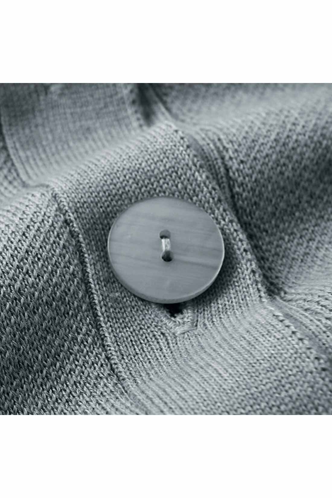 Real Stock|リブ イン コンフォート　しっかりしたハーフミラノ編みのニットベストワンピース〈ブルー〉|安心感のある厚めの編み地。スリットにはおしゃれな同色のシェル調ボタン。 ※お届けするカラーとは異なります。