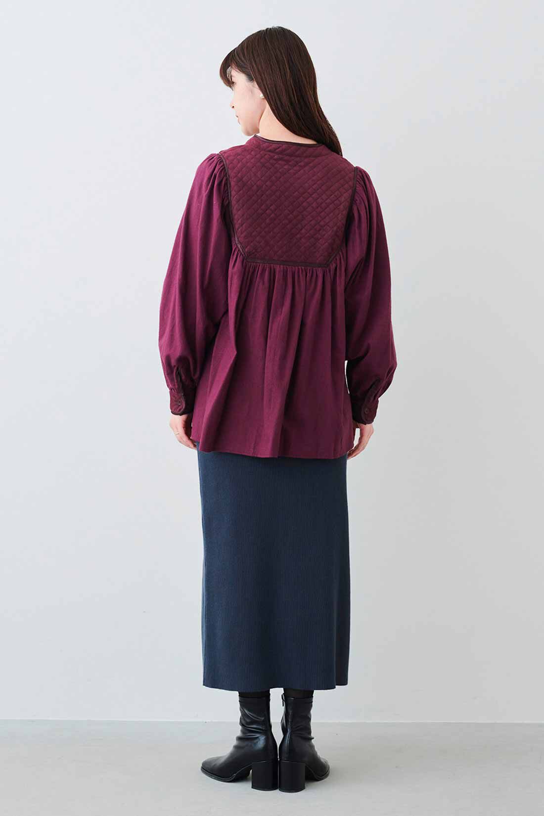 Real Stock|IEDIT[イディット]　Iラインシルエットのスリットデザインリブニットスカート〈グレイッシュネイビー〉|モデル身長：167cm 着用サイズ：M