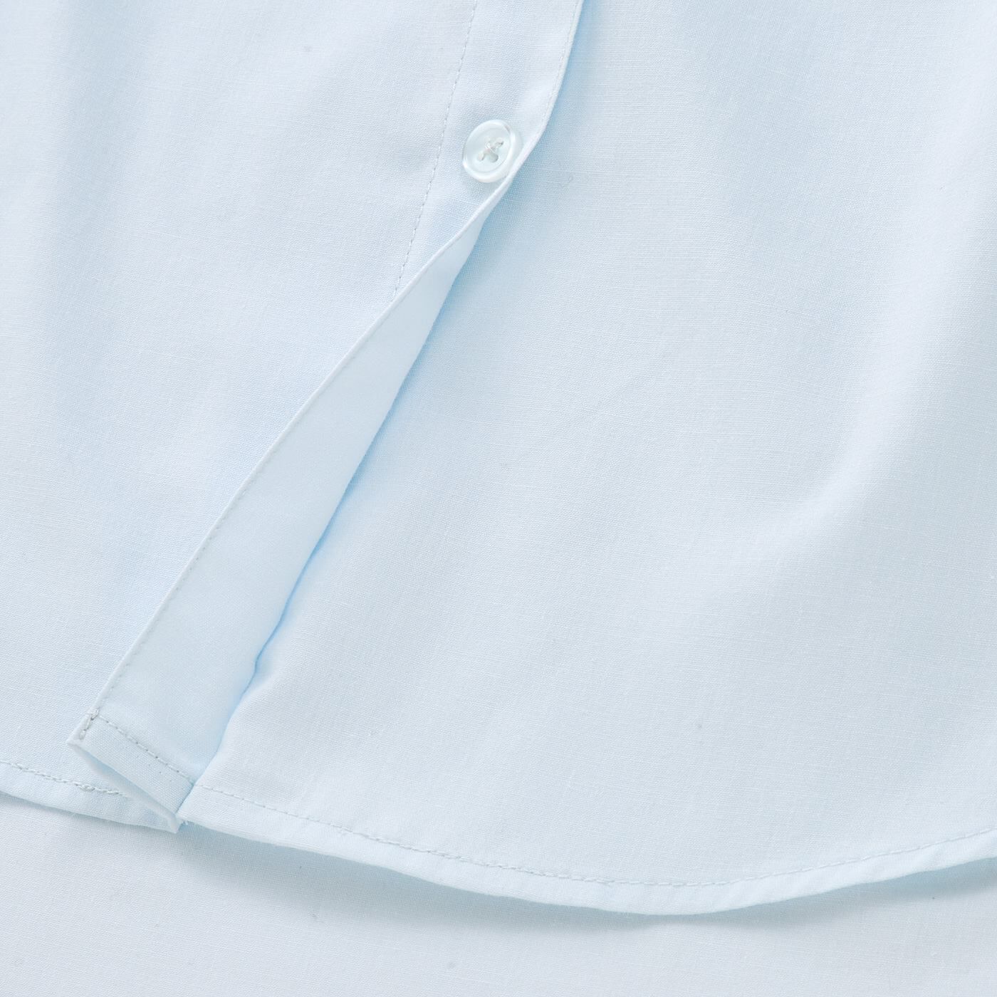 Real Stock|こそっとおしゃれに体形カバー　軽やかなシャツで気分春めく 重ね着風付けすそ〈ライトブルー〉|しわになりにくい生地に、前立てとボタンを付けたリアルなシャツ風のデザイン。