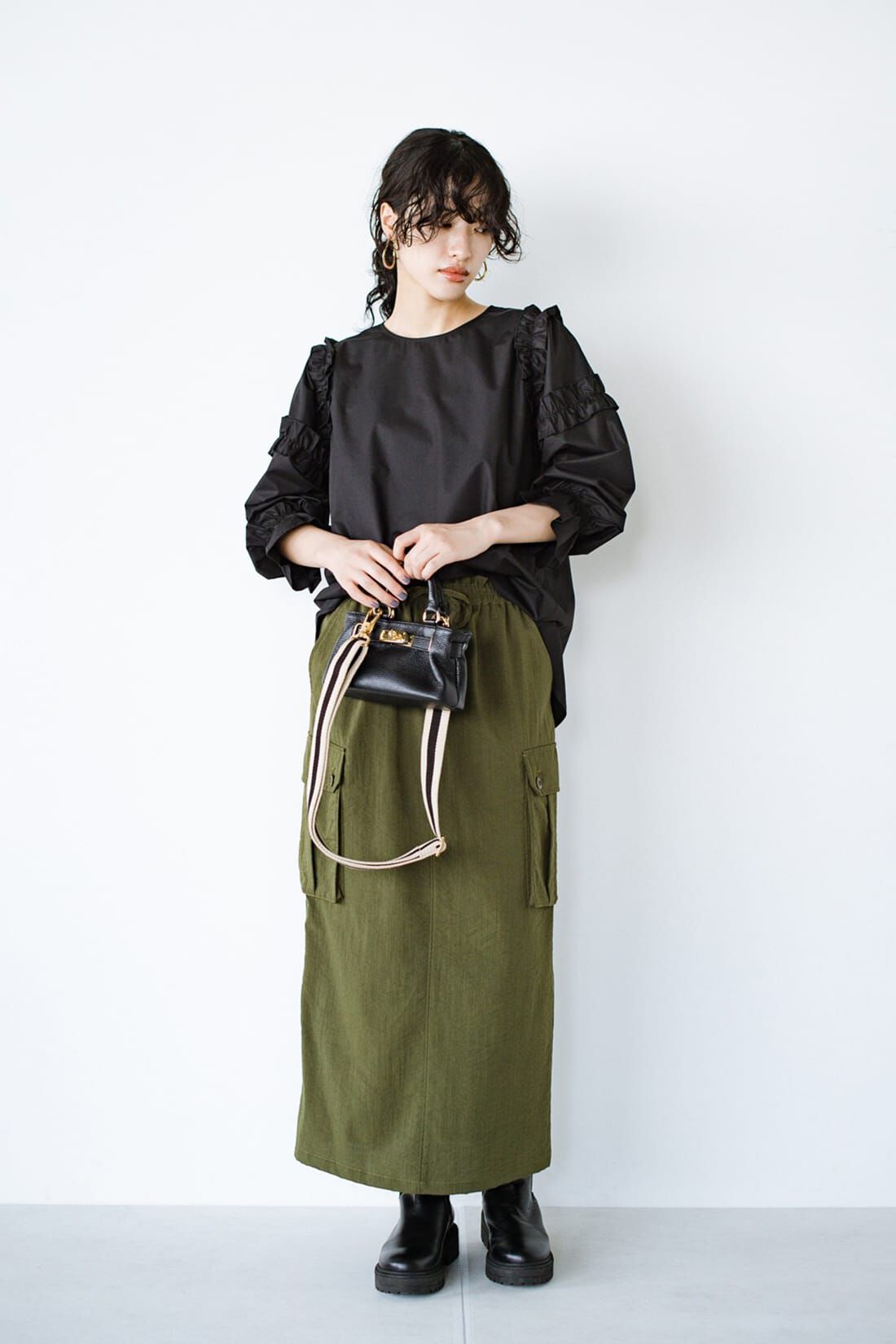 Real Stock|ｈａｃｏ！ ジャンスカのインにも対応 ジレにも合わせたい袖のかわいさ光るフリルブラウス ｂｙ ｑｕｅ ｍａｄｅ ｍｅ〈ブラック〉