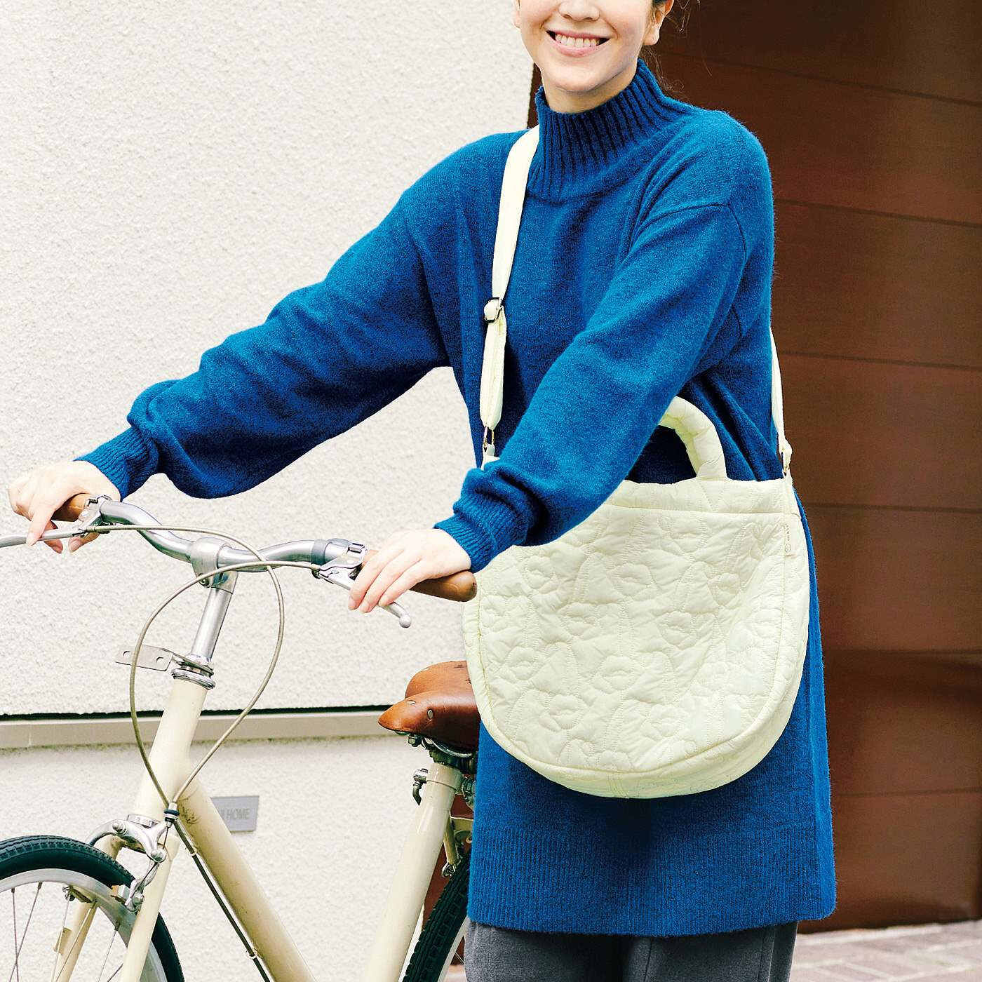 realstock [リアルストック]（Express BOX）|ａｍ＆ｂｅ　ふんわり軽くて足取りはずむ　花咲くキルティングの3-WAYトートバッグ|ショルダーストラップで斜めがけ。