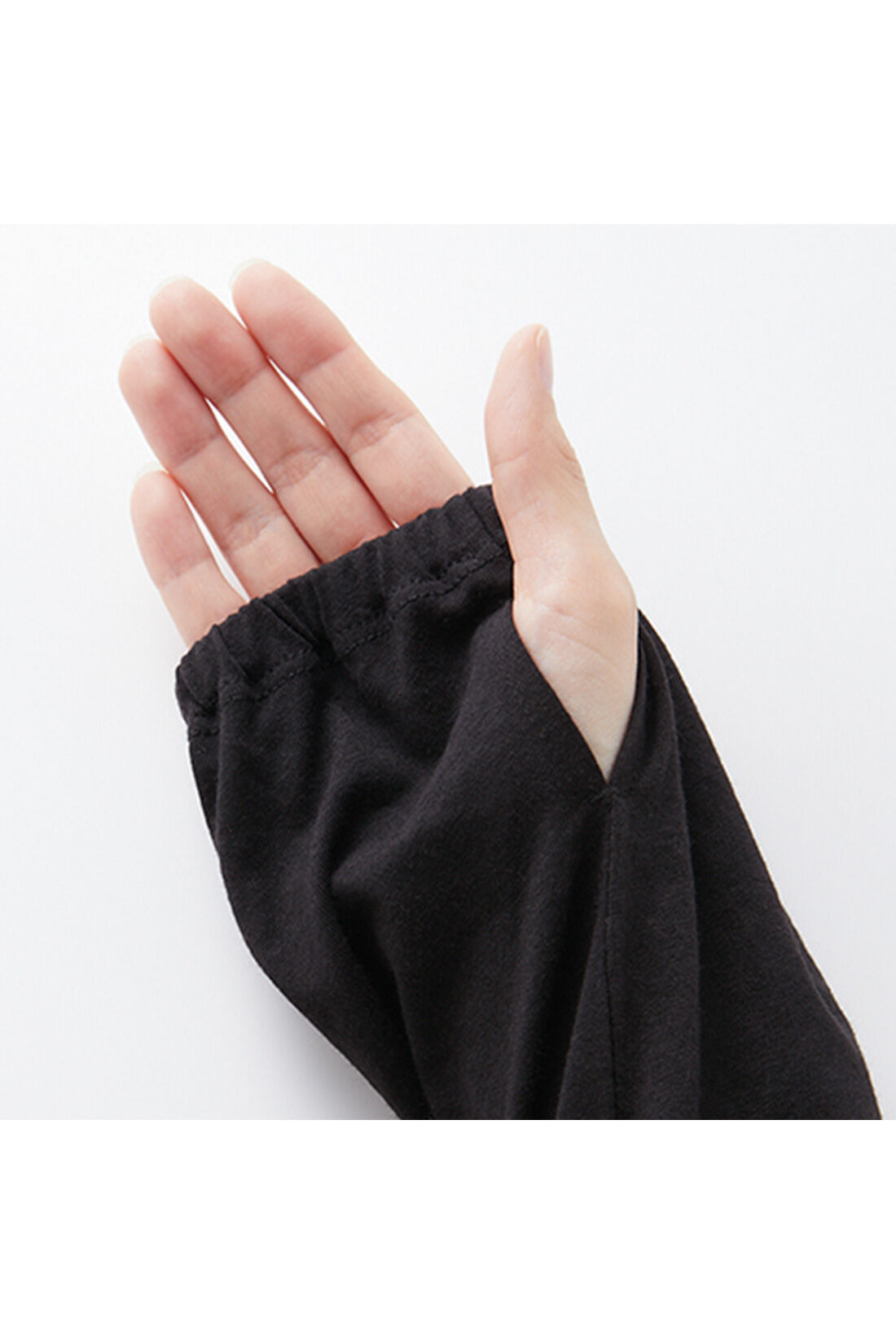 Real Stock|IEDIT[イディット]　３６０°着映えるフリルＵＶブルゾン〈ブラック〉|親指ホール付きで手の甲までしっかりカバーできて安心。