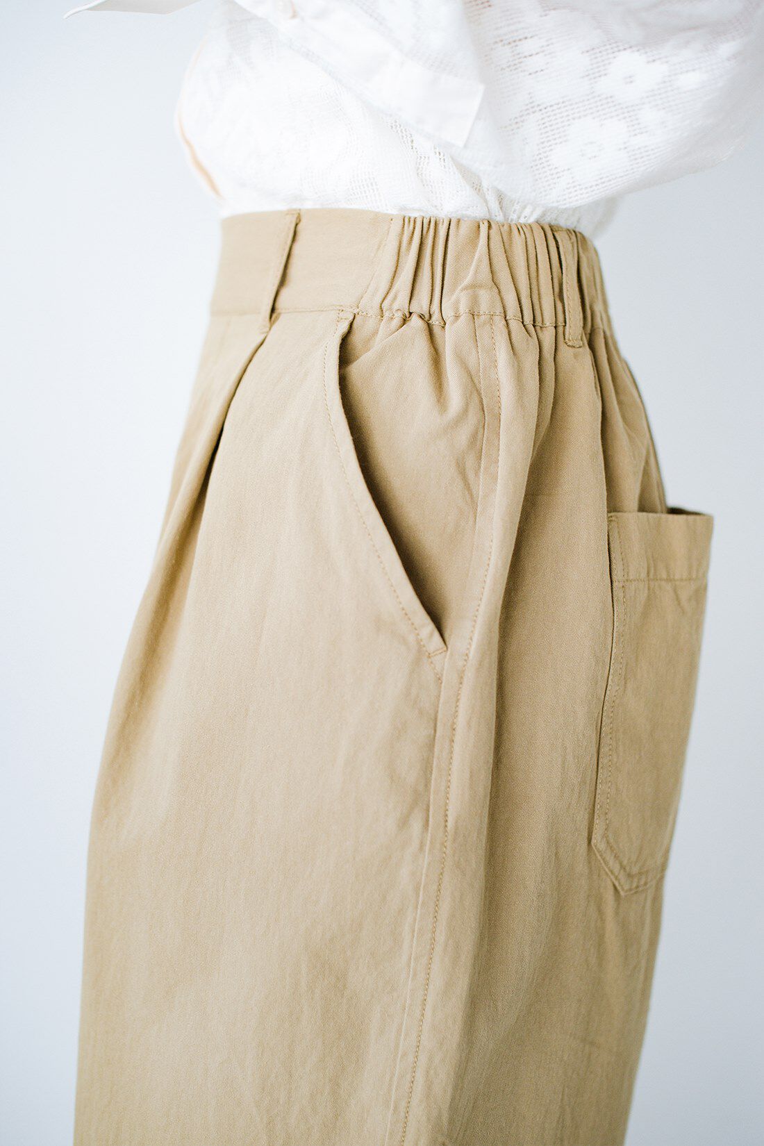 realstock [リアルストック]（Express BOX）|haco! 別注 refined works シルエットのかっこよさとらくちんさに定評がある！ツイルテーパードパンツ〈ベージュ〉
