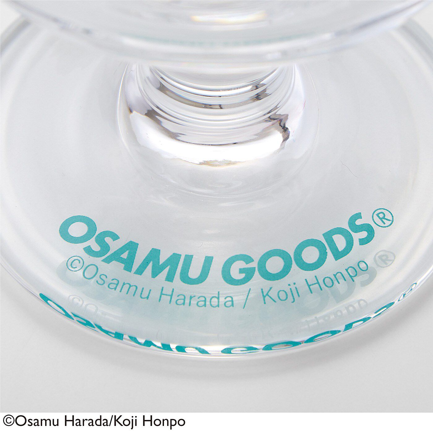 Real Stock|USEDo×OSAMU GOODS　フレッシュフルーツがアクセント　喫茶店みたいな脚付きグラス|足もとにはOSAMU GOODSのロゴプリント入り。