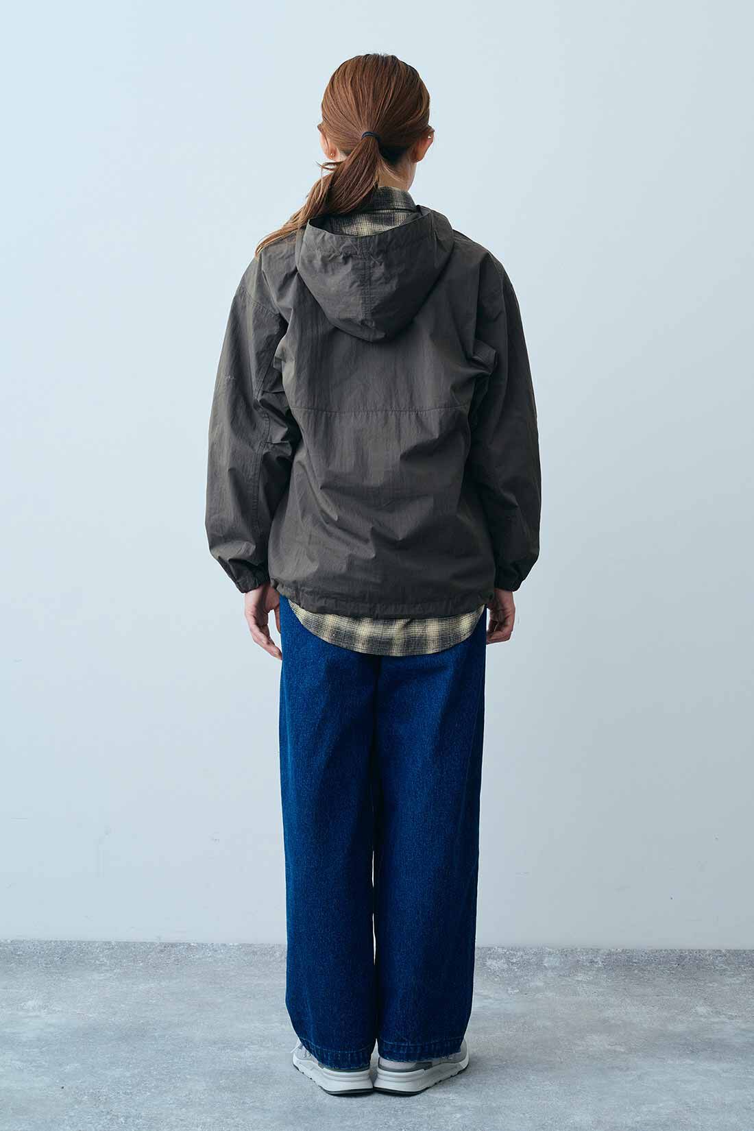Real Stock|THREE FIFTY STANDARD　コットンナイロン混の撥水（はっすい）アノラック〈チャコール〉|モデル身長：165cm　着用サイズ：M