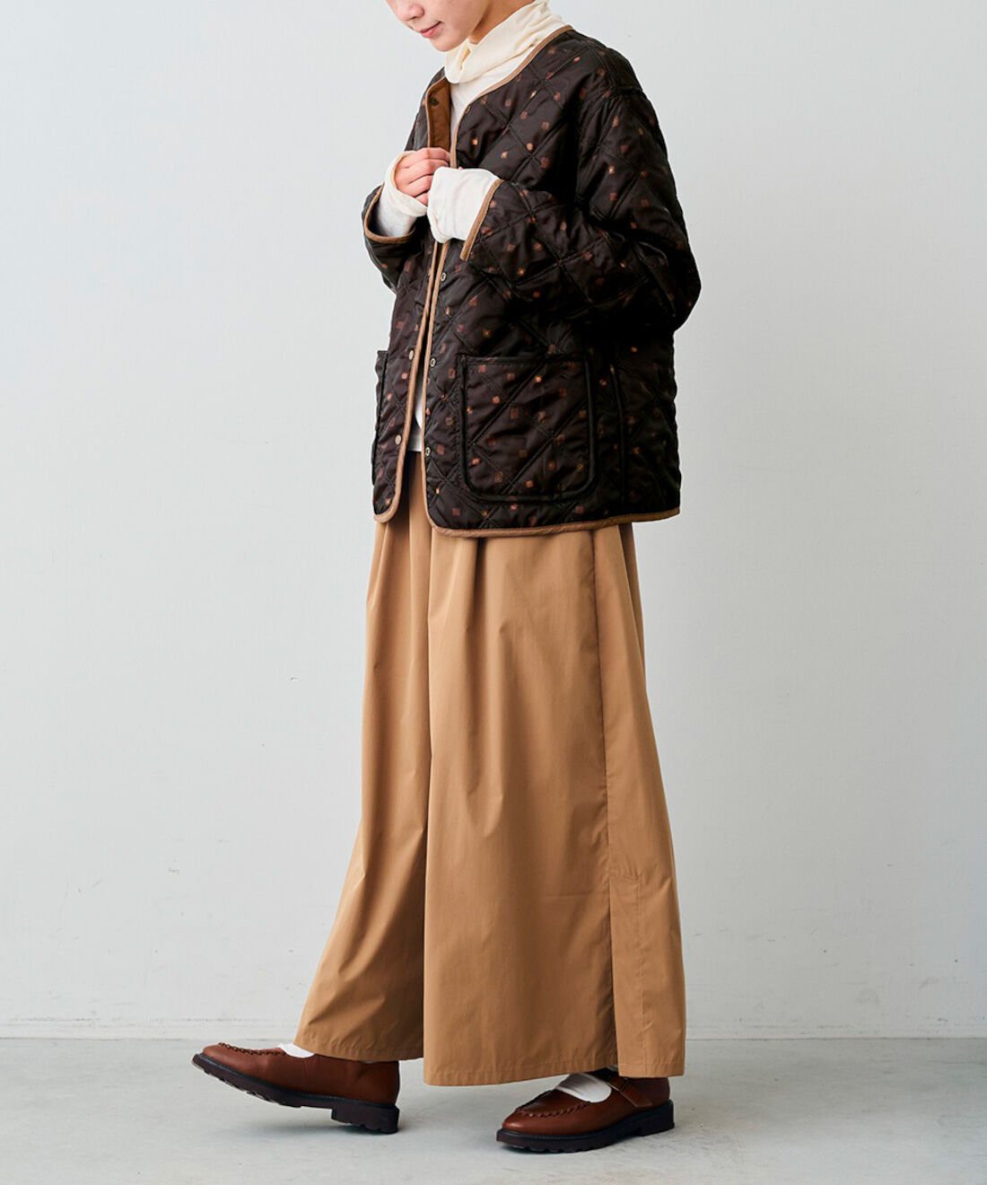 realstock [リアルストック]（Express BOX）|【3～10日でお届け】リブ　イン　コンフォート　チョコレートバイヤーみりとコラボ　甘美な誘惑をまとう　ボンボンショコラ柄のキルティングリバーシブルコート〈チョコレートブラウン〉