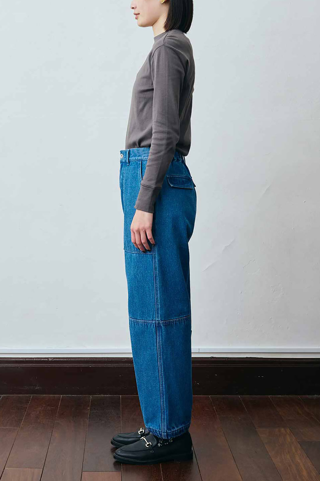 MEDE19F アシメトリーパッチのミリタリーデニムパンツ〈ブルー〉|モデル身長：167cm　着用サイズ：M