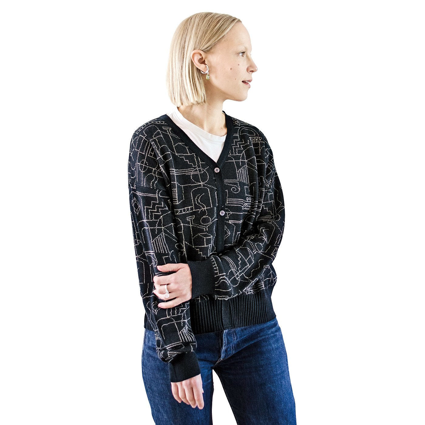 Real Stock|サーナ ヤ オッリ　定番のVネックにアートをひとさじ　ロングシーズン活躍する　ニットカーディガン〈アッシュグレー〉|ボタンを閉じて、プルオーバー風にも。これは参考画像です。お届けするカラーとは異なります。