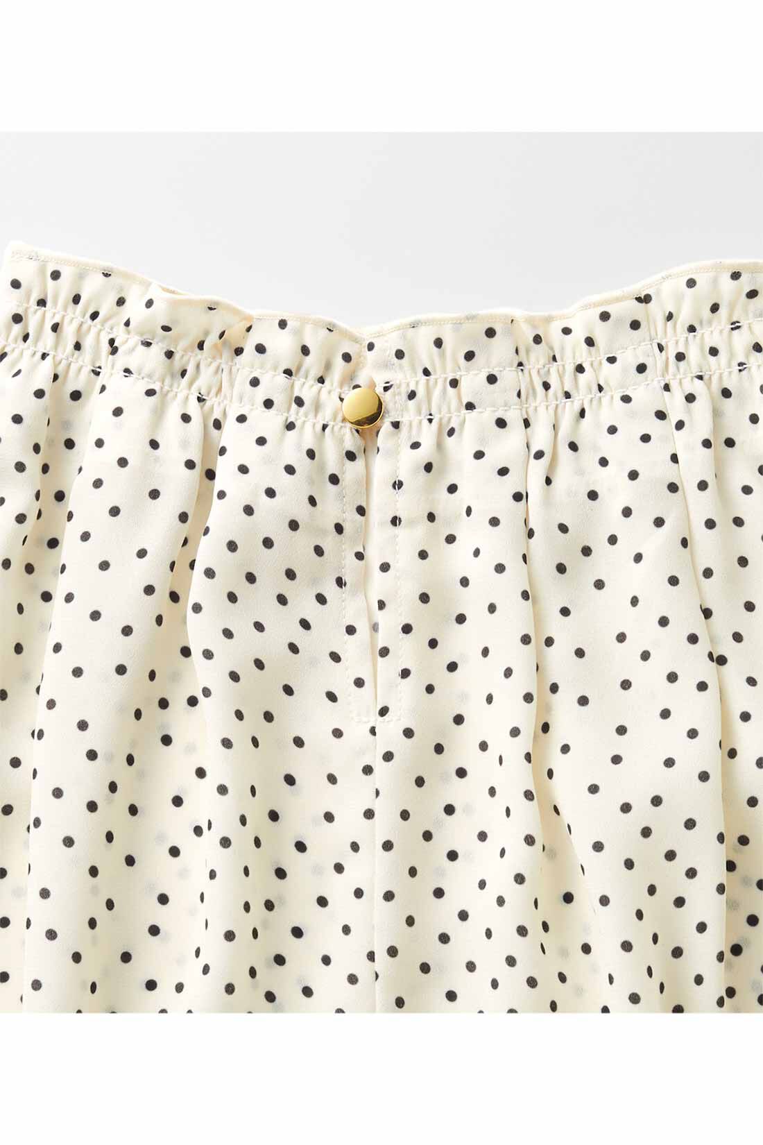 Real Stock|IEDIT[イディット]　着るだけで着映える 落ち感ジョーゼット素材のネックギャザーデザインきれいめプルオーバー〈ドット〉|後ろ衿は、涙開きとゴールドカラーのボタンで、後ろ姿にもさりげない女性らしさをプラス。