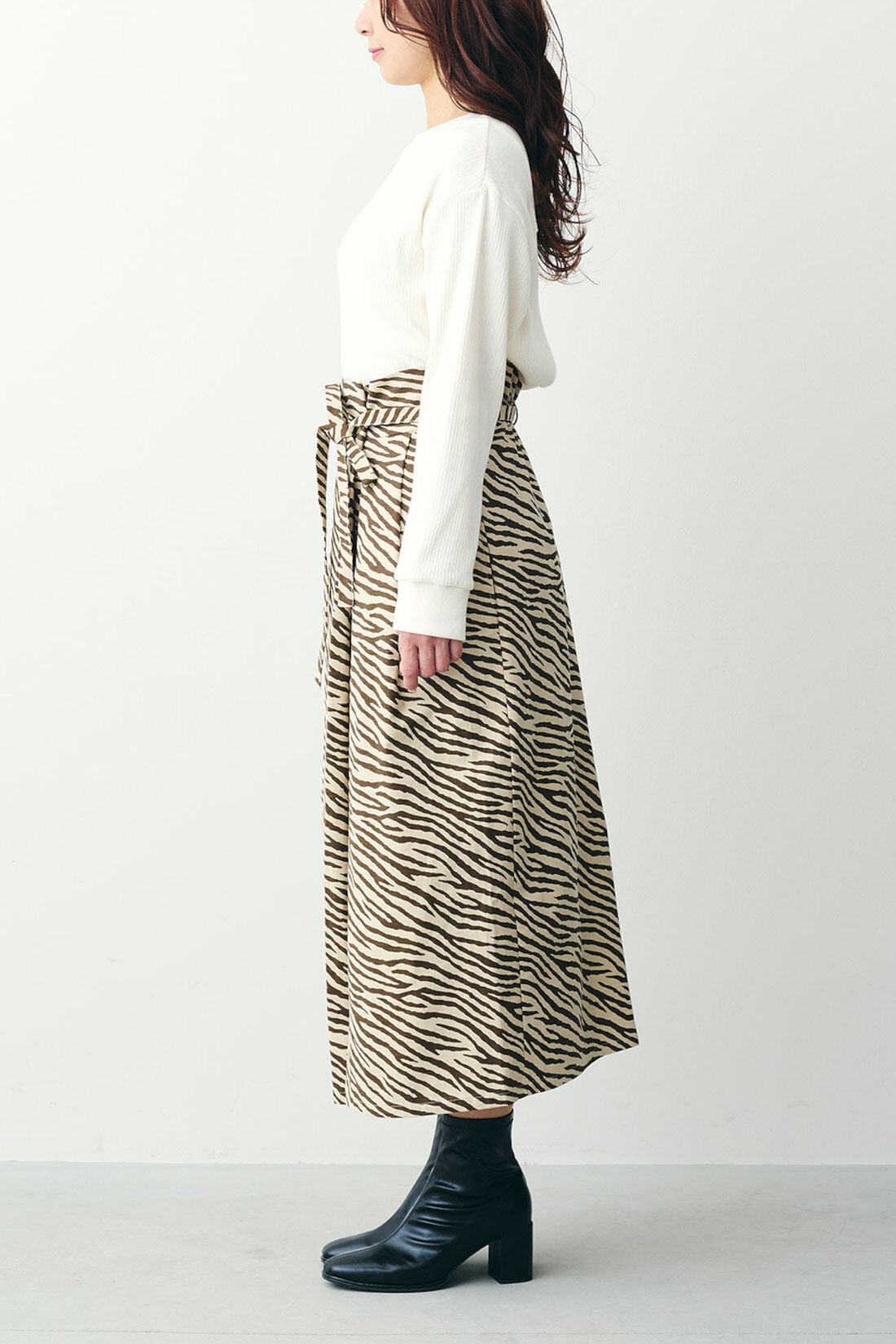 Real Stock|IEDIT[イディット]　新鮮柄を楽しむ ラップ風デザインのIラインスカート〈ベージュ〉|モデル身長：161cm 着用サイズ：M