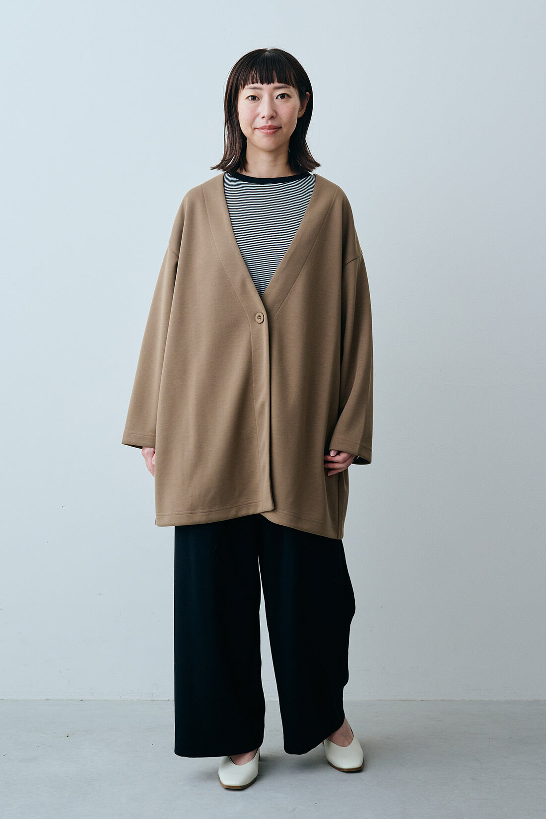 realstock [リアルストック]（Express BOX）|Live love cotton（R）プロジェクト IEDIT[イディット]　極細ボーダーが大人っぽい オーバーサイズリンガーTシャツ〈ブラック×ベージュ〉|モデル身長：160cm 着用サイズ：M　※お届けするカラーとは異なります。