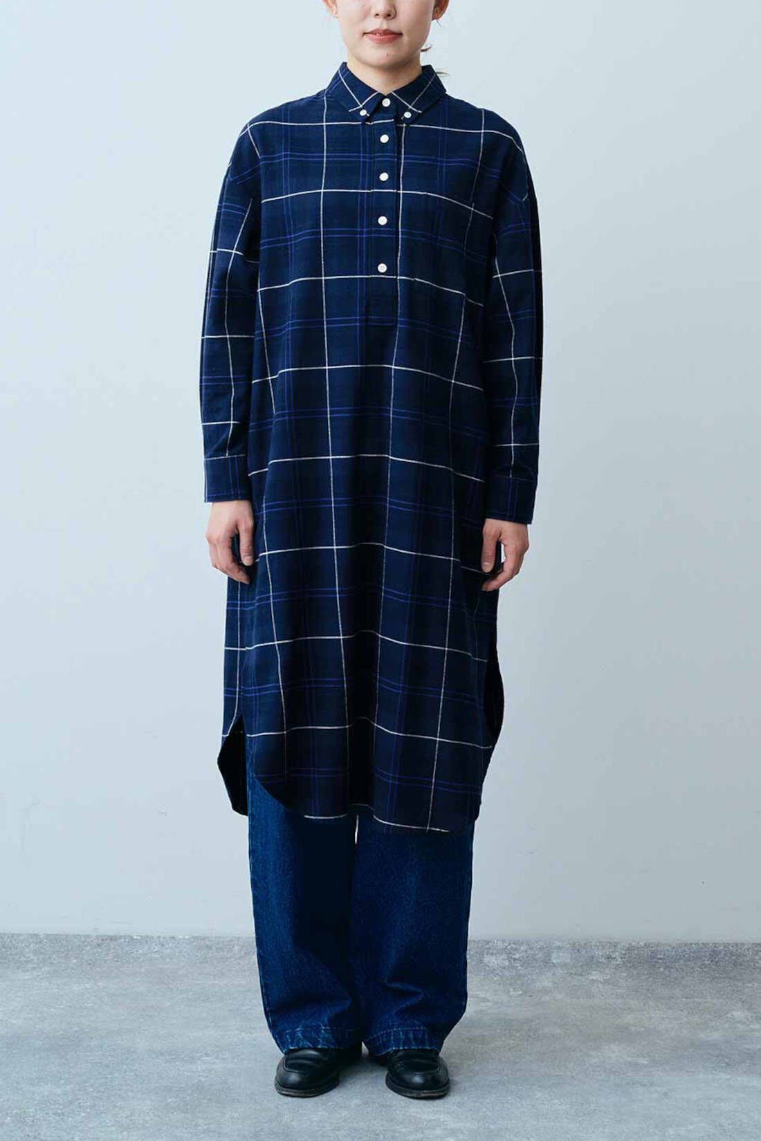 Real Stock|THREE FIFTY STANDARD　ボタンダウンのプルオーバーチェックワンピース〈ネイビー〉|モデル身長：165cm　着用サイズ：M