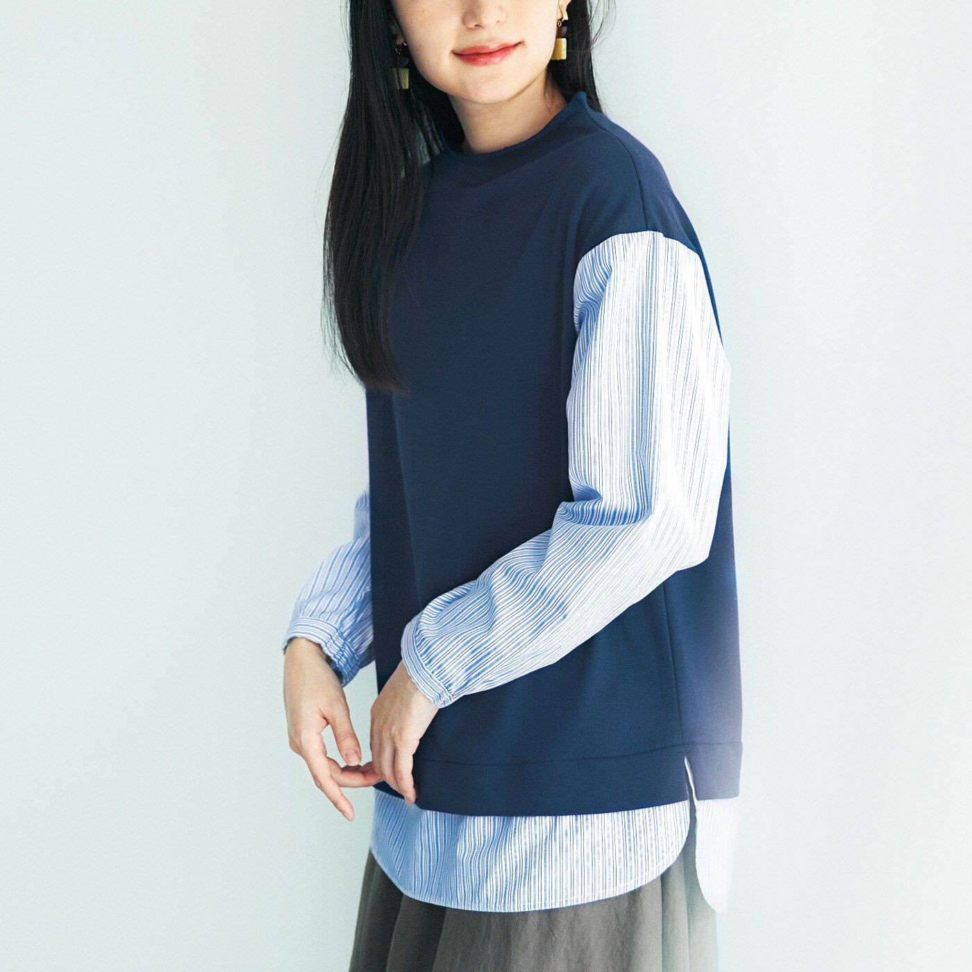 realstock [リアルストック]（Express BOX）|フラウグラット　ボトルネックですっきりきれい見え♪　一枚でシャツ重ね着風スウェットトップス〈グレージュ〉|これは参考画像です。お届けするカラーとは異なります。