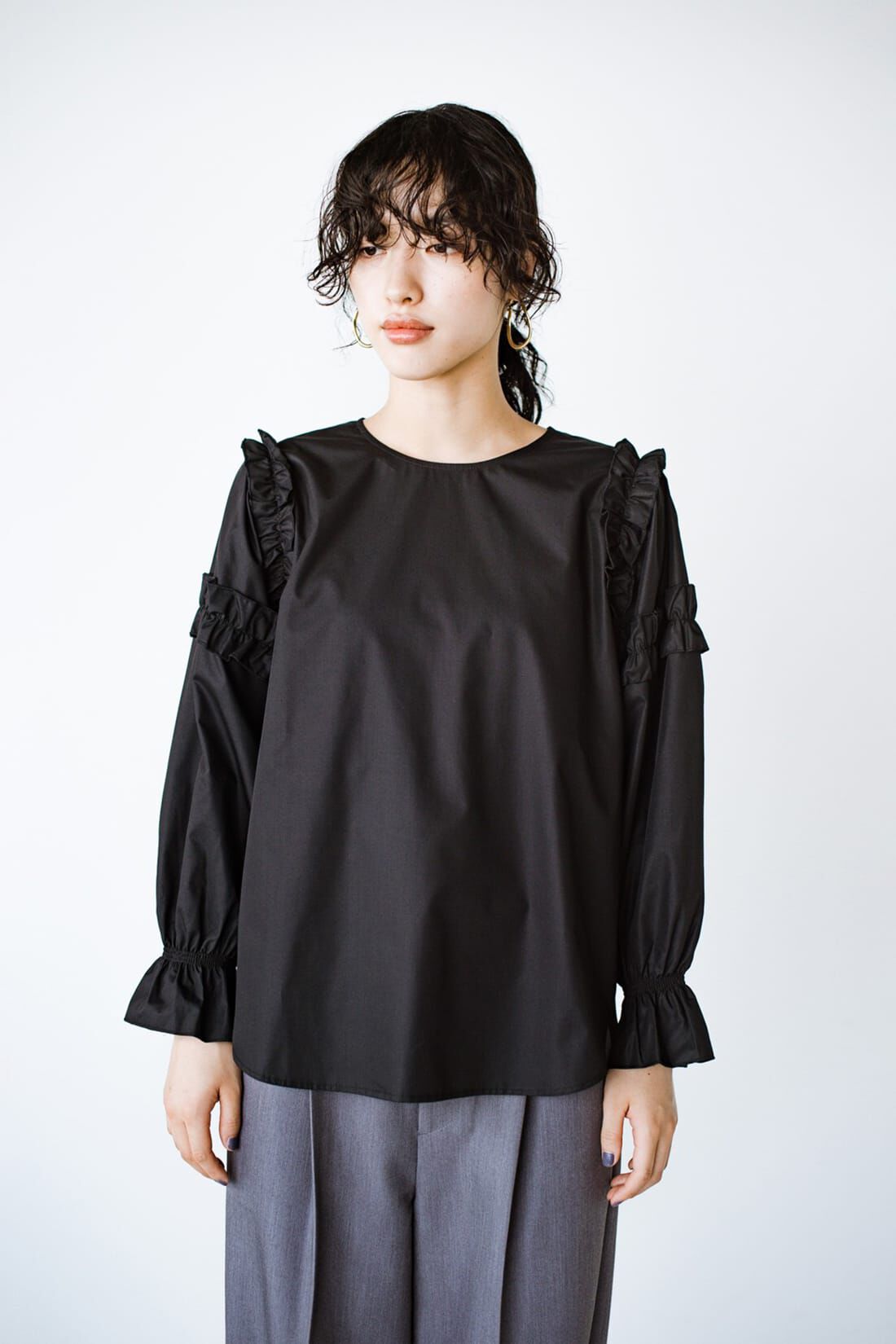Real Stock|ｈａｃｏ！ ジャンスカのインにも対応 ジレにも合わせたい袖のかわいさ光るフリルブラウス ｂｙ ｑｕｅ ｍａｄｅ ｍｅ〈ブラック〉