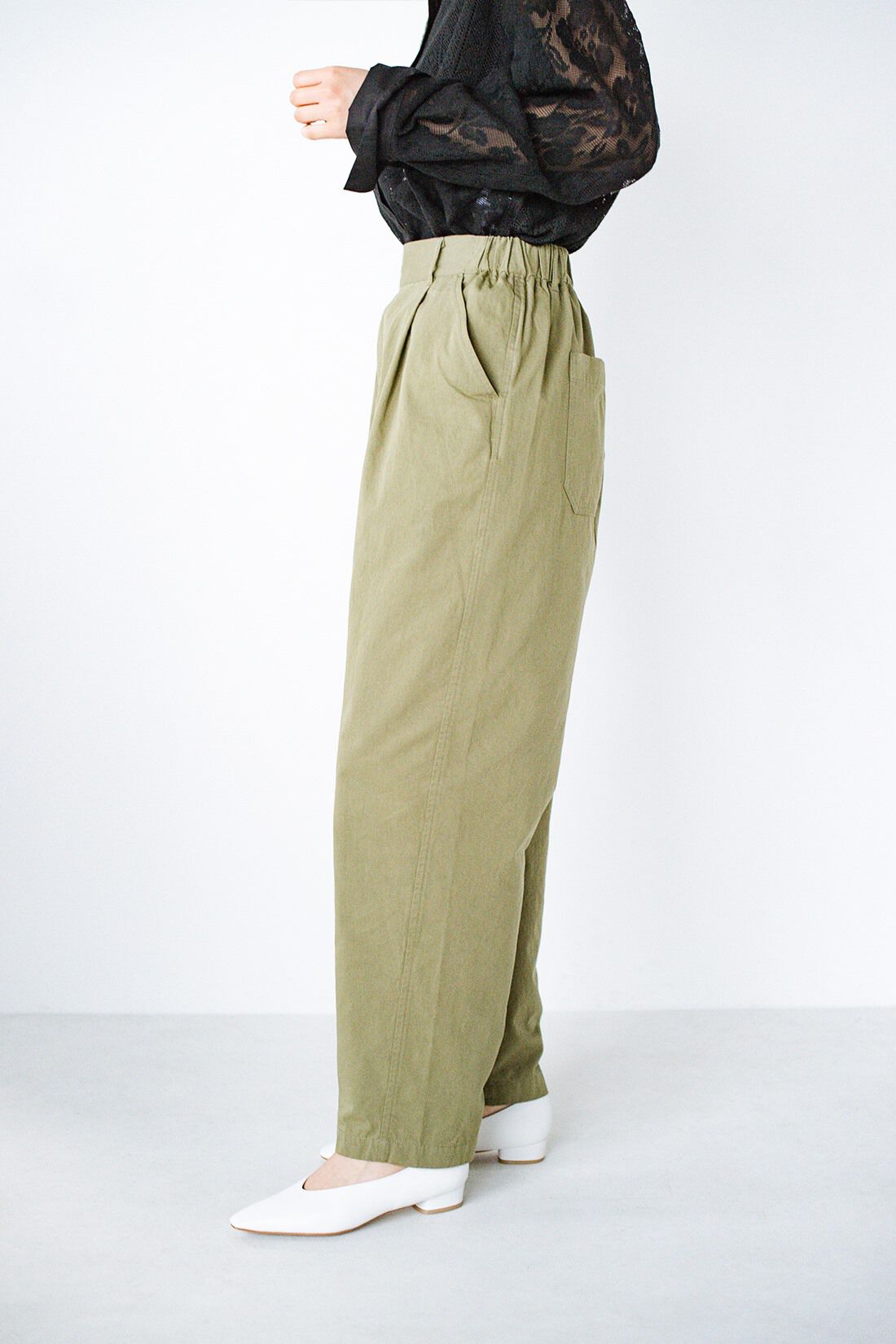 realstock [リアルストック]（Express BOX）|haco! 別注 refined works シルエットのかっこよさとらくちんさに定評がある！ツイルテーパードパンツ〈カーキ〉