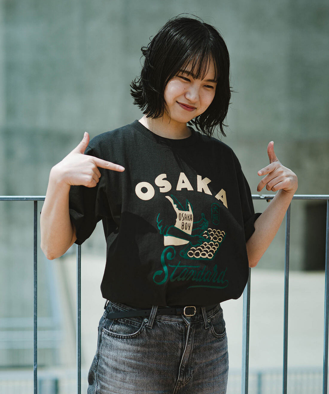 realstock [リアルストック]（Express BOX）|【FELISSIMO Globalオリジナル】100セット限定 ！すっげえ笠付き OSAKA Standard Tシャツ〈ブラック〉|ウエストインして着こなしても。