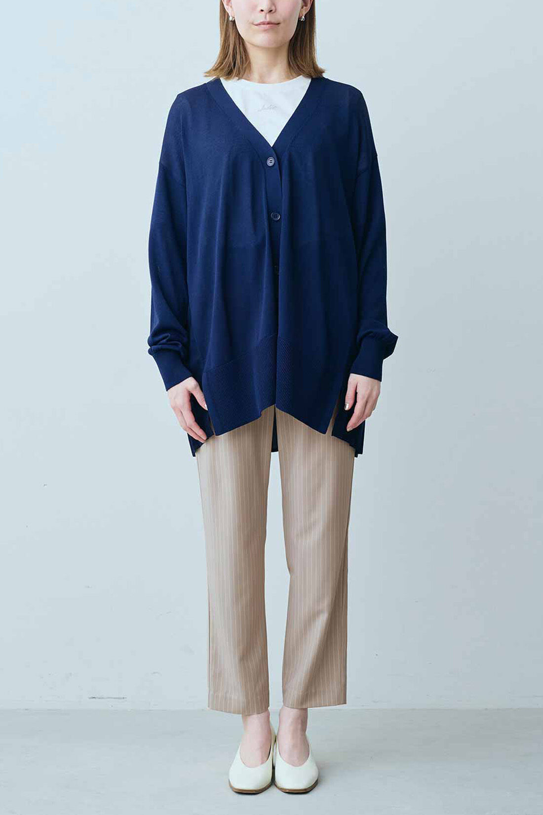 Real Stock|IEDIT[イディット]　UVカット・接触冷感・撥水（はっすい）加工がうれしい エアノビ涼やかきれい見えテーパードパンツ〈ライトグレーストライプ〉|モデル身長：164cm　着用サイズ：M