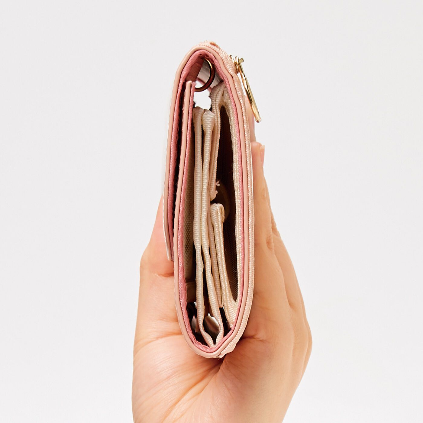Real Stock|LITALICO×CCP　見渡しやすさ＆つかみ取りやすさ抜群 スマホも入る透けるメッシュ財布〈ピンク〉|たっぷり容量でもほどよい厚さで持ち歩きやすい。