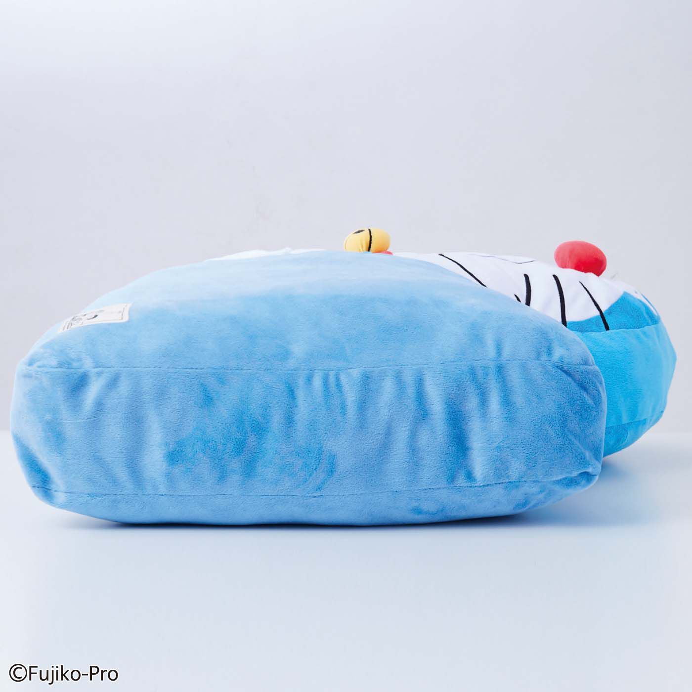 Real Stock|ドラえもん　あったかーい目で見守ってくれる 背もたれクッション|しっかり厚みのある、ふかふかクッション。