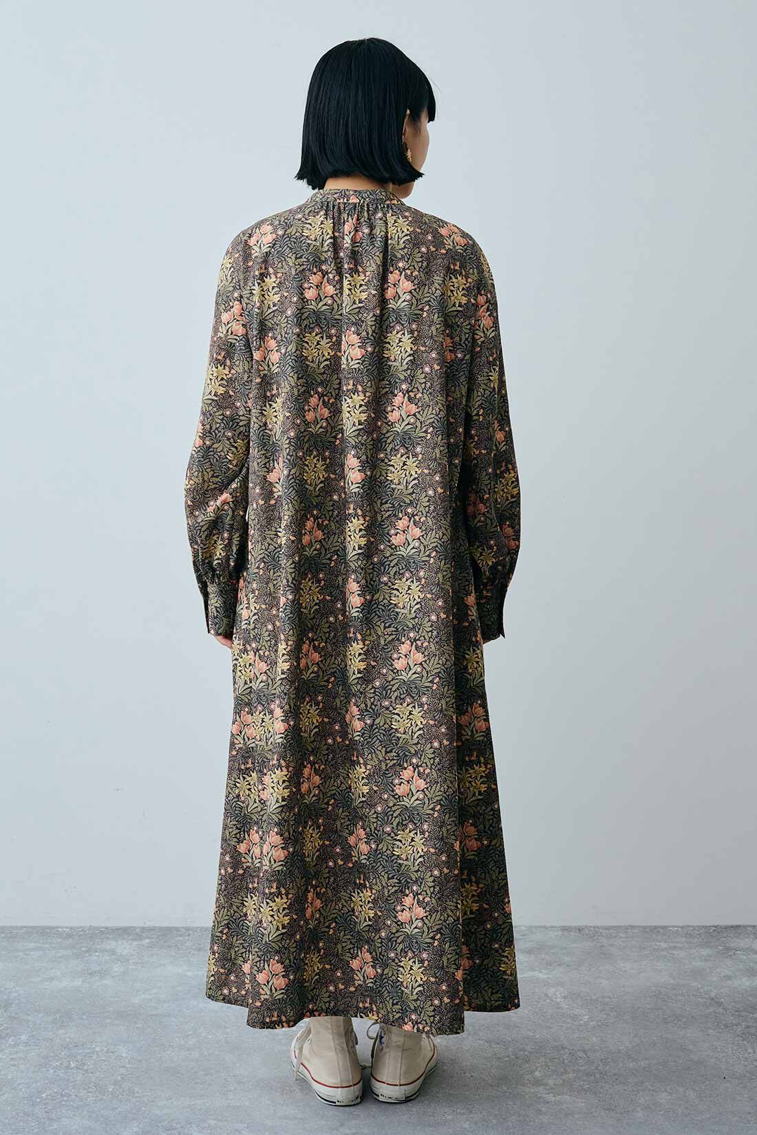 Real Stock|MEDE19F　〈MORRIS Gallery〉プリントロングワンピース〈CHRYSANTHEMUM柄〉|モデル身長：158cm　着用サイズ：M