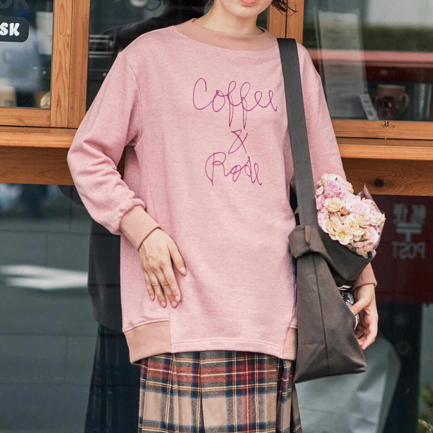 Real Stock|フラウグラット×FOOD TEXTILE【福田里香さんコラボ】　ビッグシルエットトレーナー　〈ローズの花びら染め〉|福田 里香さんの手書き文字で、フロントには架空の店名「Coffee&Rose」をプリント。