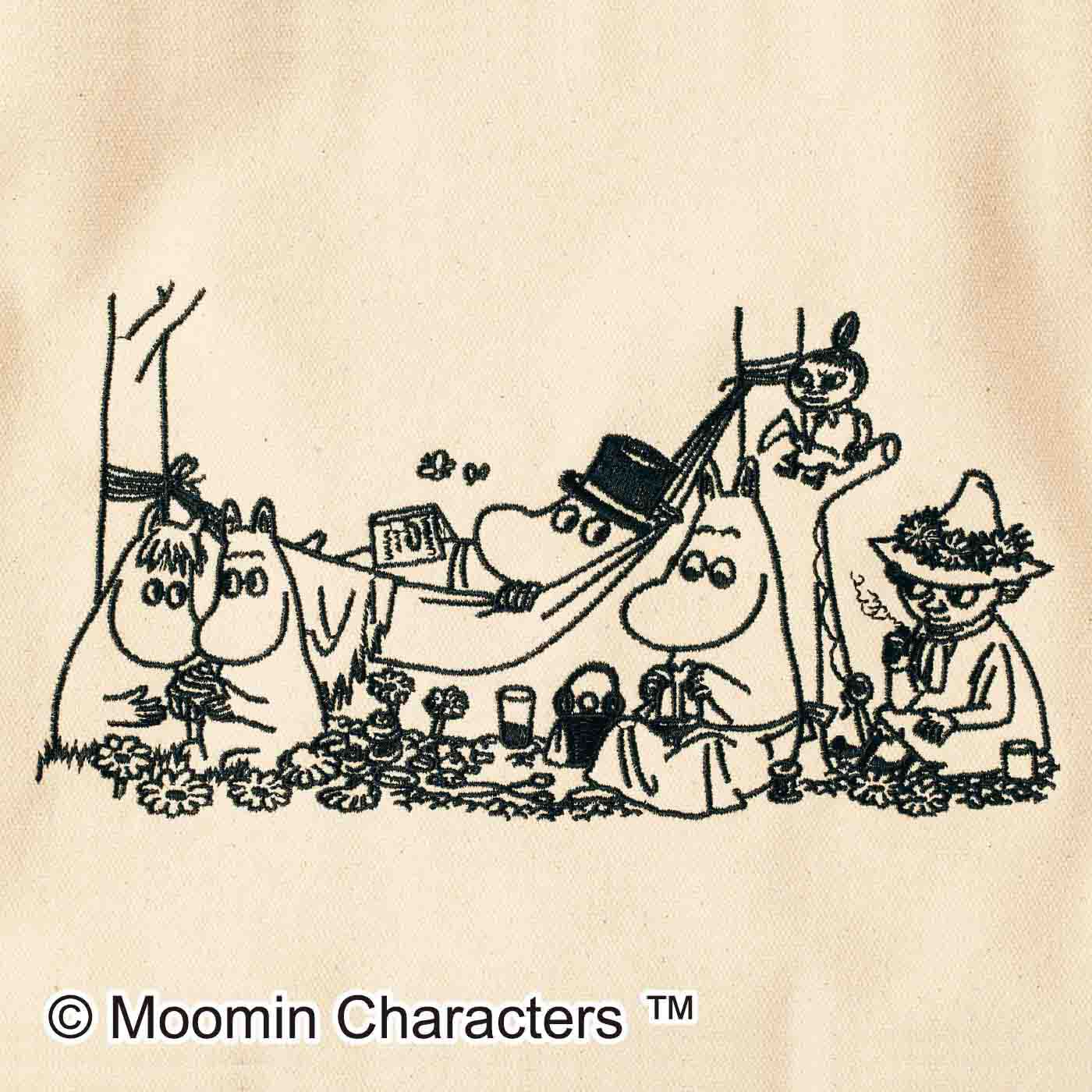 Real Stock|MOOMIN　ムーミン　モノクロ刺しゅう 帆布バルーントートバッグ|表側は帆布生地にブラックの刺しゅうでムーミンファミリーの世界を繊細に表現。