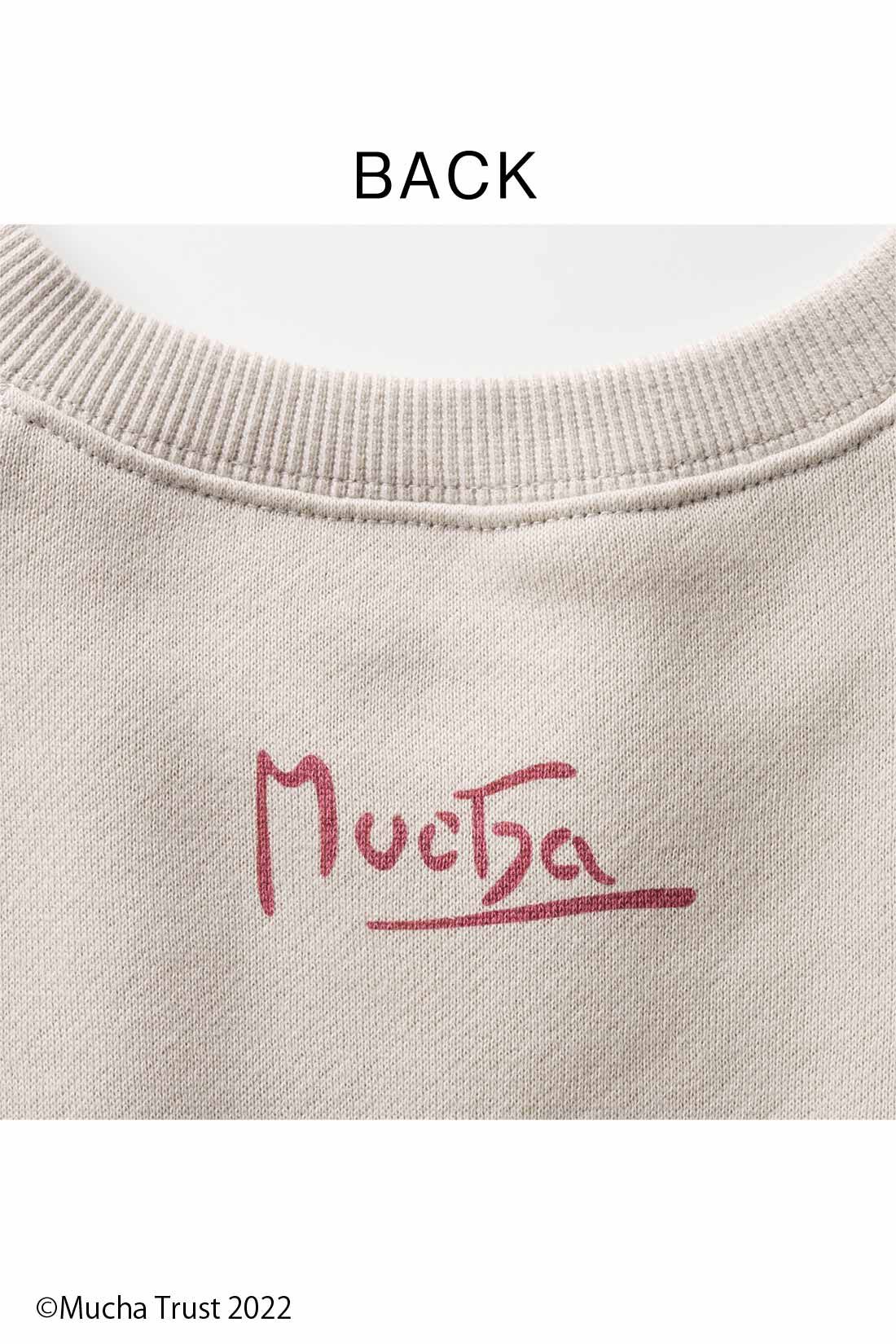 Real Stock|IEDIT[イディット]　ミュシャの世界をまとう 裏起毛アートプリントスウェット〈ライトベージュ〉|後ろの衿もとには「Mucha」のサインロゴをプリント。