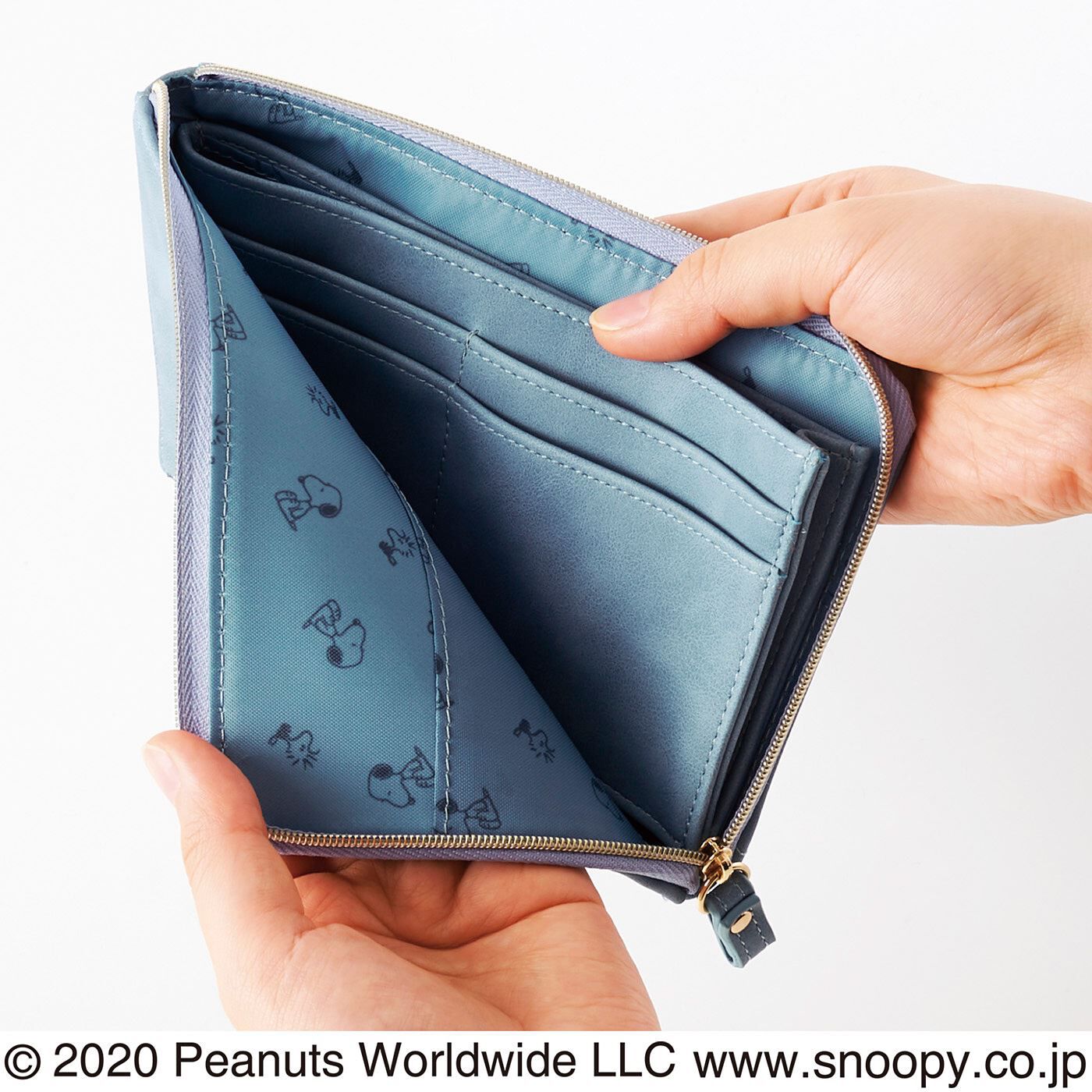 Real Stock|PEANUTS　スヌーピーと一緒にお出かけ 長財布|カードも収納できて、真ん中のポケットは、小銭やレシート入れに。