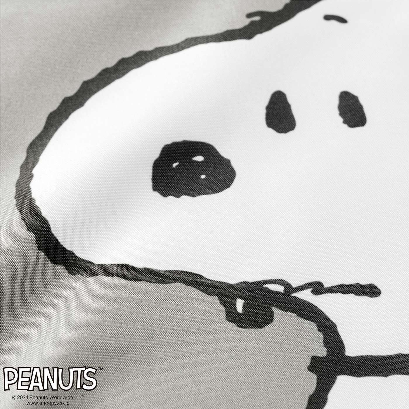 Real Stock|ＰＥＡＮＵＴＳ　スヌーピーときょうだい　ナチュラルカラーの両面クッションカバー|さらっとした生地感。