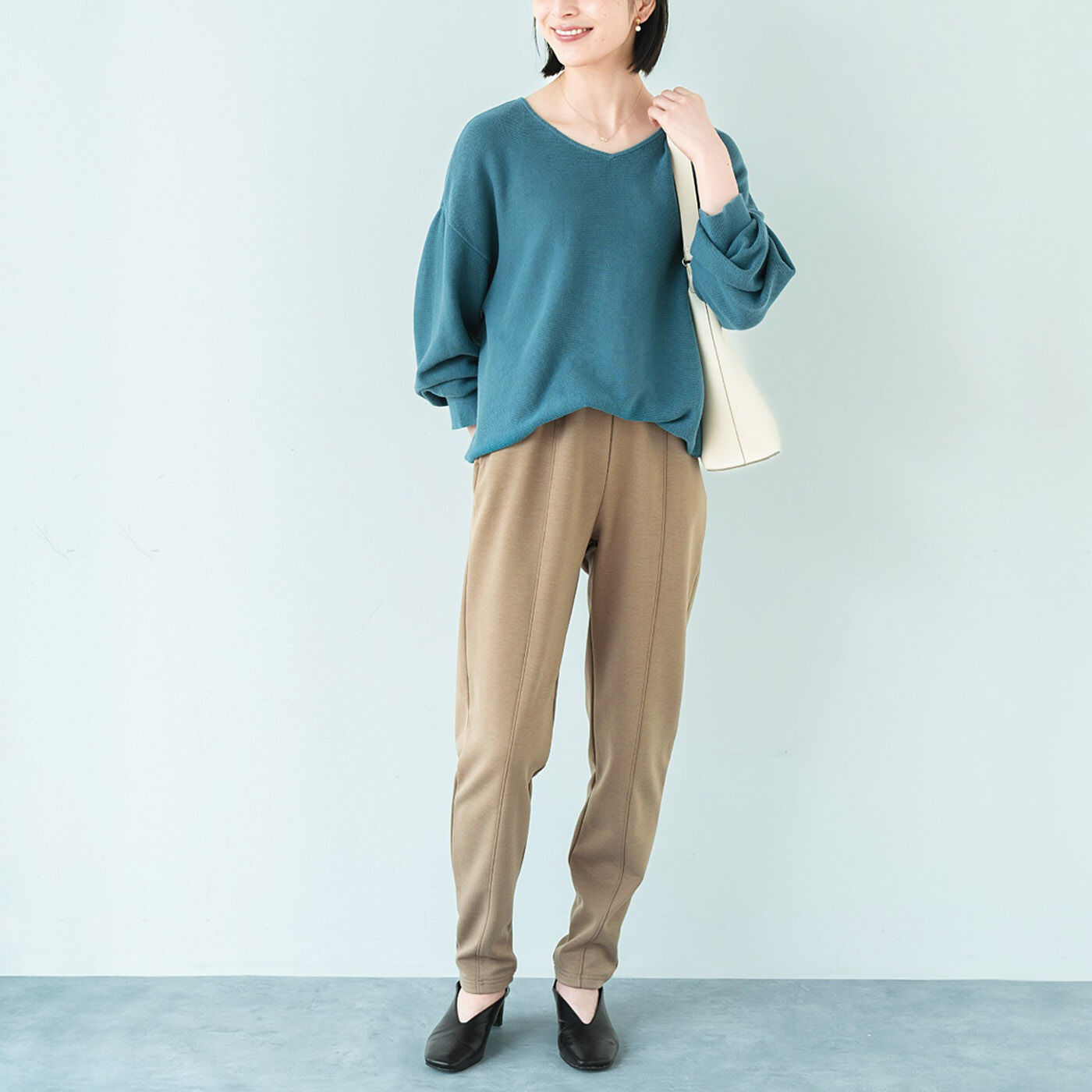 Real Stock|きちんと見えてリラックス　あったか裏起毛のナマケモノパンツ〈細見えネイビー〉|出し入れしやすい両ポケット付き。　※お届けするカラーとは異なります。