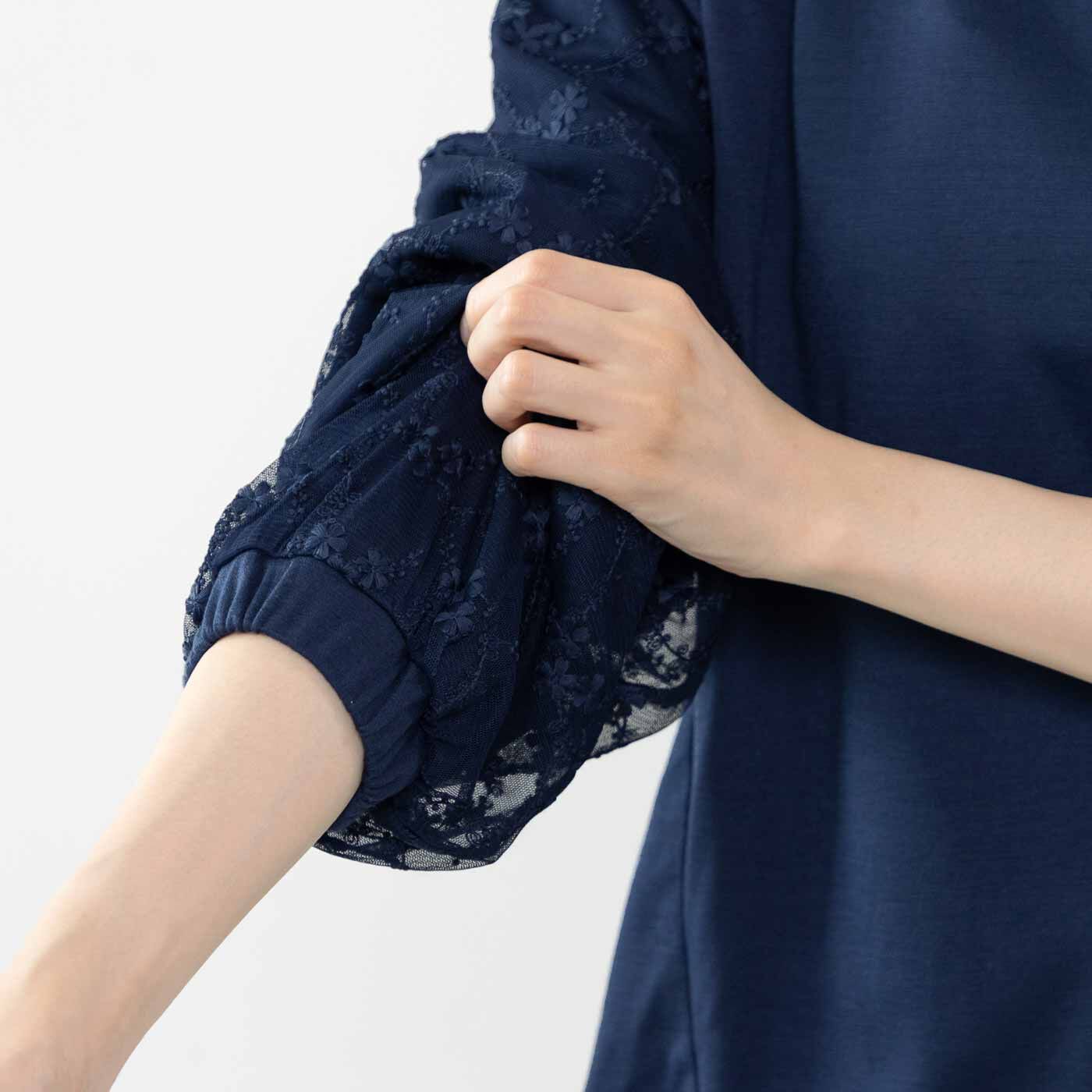 Real Stock|フラウグラット　ふんわりチュールを重ねた袖が華やか 大人の着映えカットソートップス〈ホワイト〉|袖口はぐるりゴム仕様でプッシュアップしやすく家事もらくちん。　※お届けするカラーとは異なります。