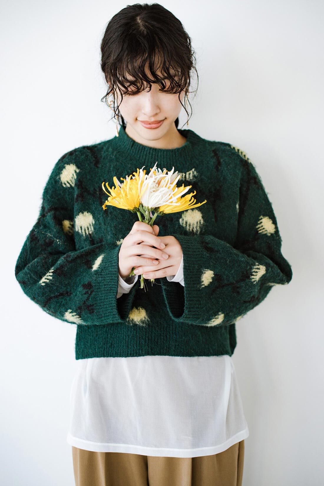 realstock [リアルストック]（Express BOX）|ｈａｃｏ！×ＮＯＫＩ　花をまとうコラボシリーズ【糸菊】お花の模様に編み立てたふわほわジャカードショート丈ニット〈グリーン〉