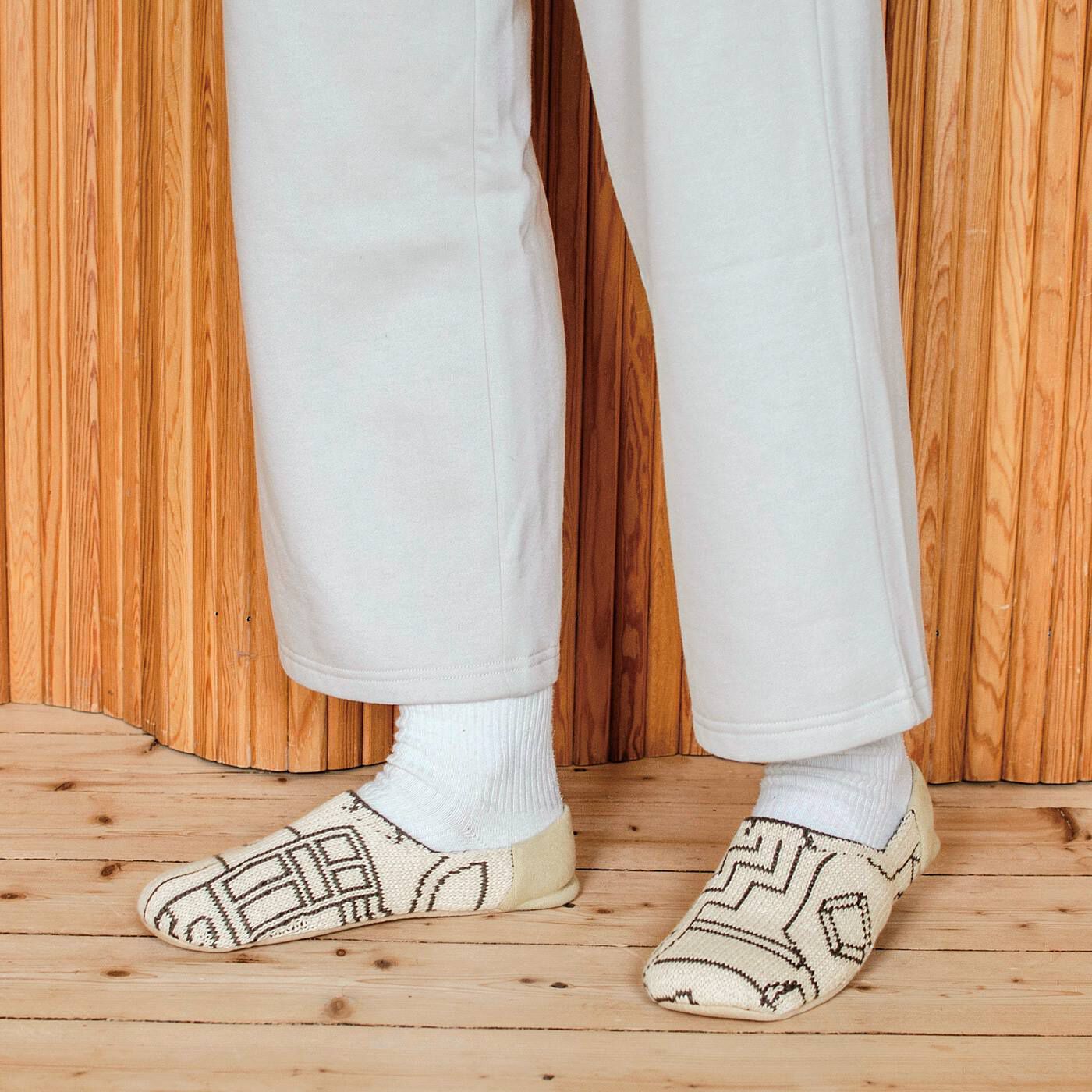 Real Stock|サーナ ヤ オッリ　くつろぐひとときに　靴下みたいにしなやかにフィットする　コットンジャカードスリッパ〈トープグレー〉|かかとにほどよくフィット。