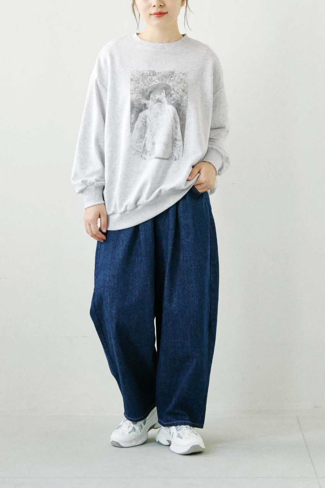 realstock [リアルストック]（Express BOX）|シロップ.×ミュージアム部　フランスの印象派画家モネの肖像 プリントスウェット|身長158cm/Mサイズ着用