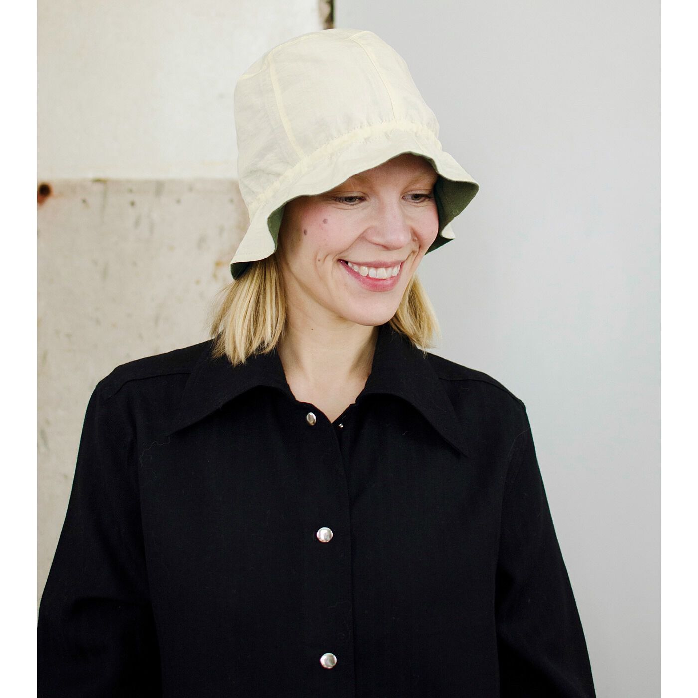 realstock [リアルストック]（Express BOX）|サーナ ヤ オッリ　しぼってサイズや形が変えられる　片面はっ水のリバーシブルスズランUVハット|しぼりひもがあることで頭のサイズに合わせて調節可能。しぼって浅めに被るなどの調節ができます。